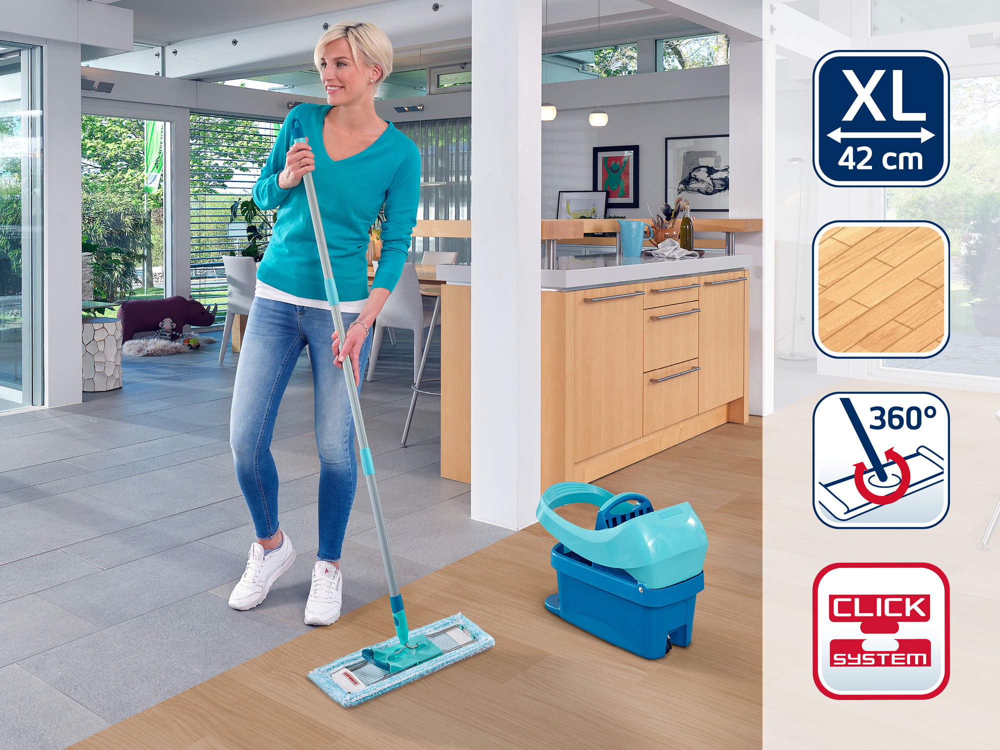 Eine Frau putzt einen Holzboden mit einem blauen und türkisfarbenen Wischmopp-Set.