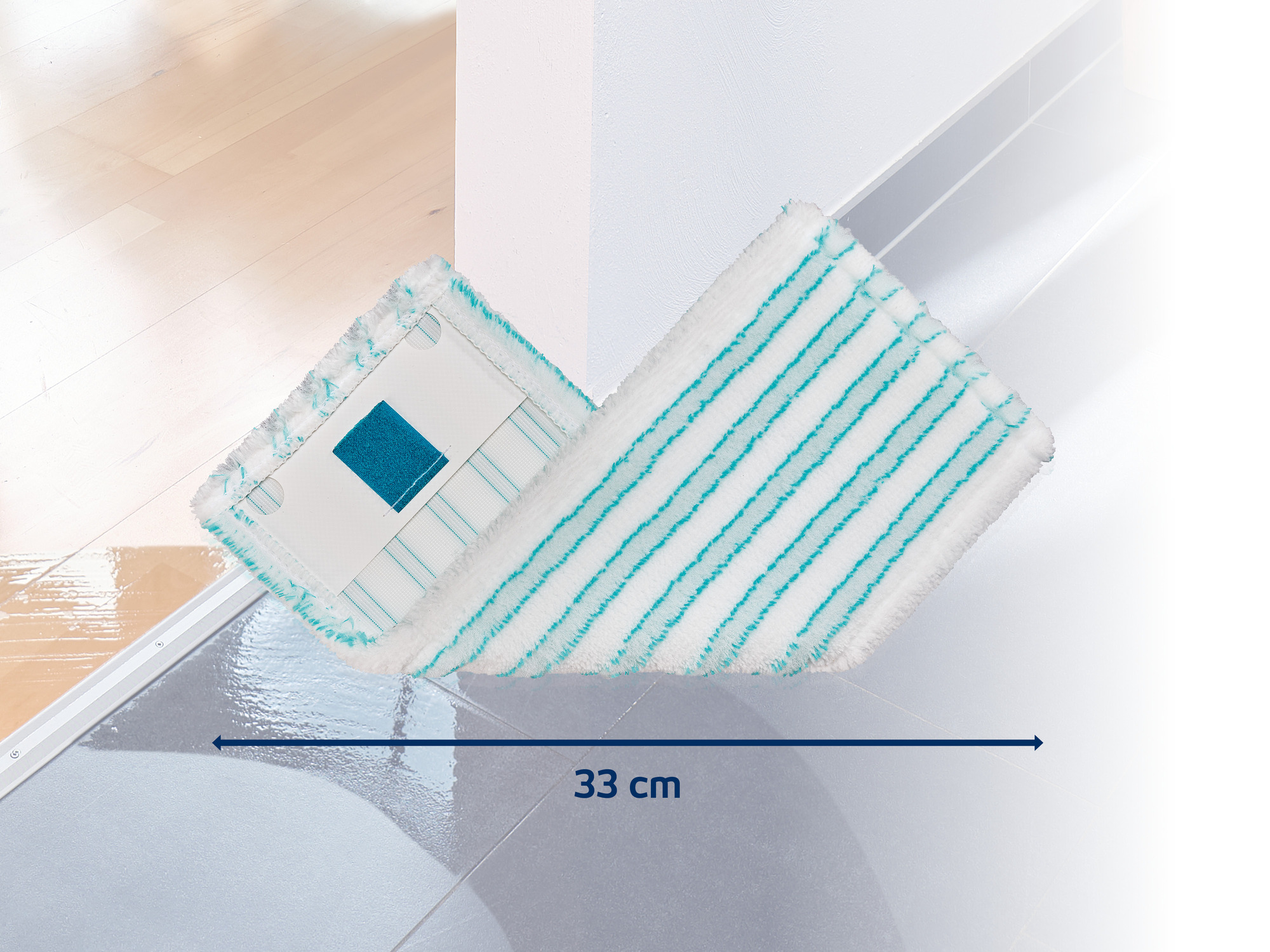 Ein weißer Moppkopf mit blauen Streifen liegt auf einem gefliesten Boden. Maße 33 cm.