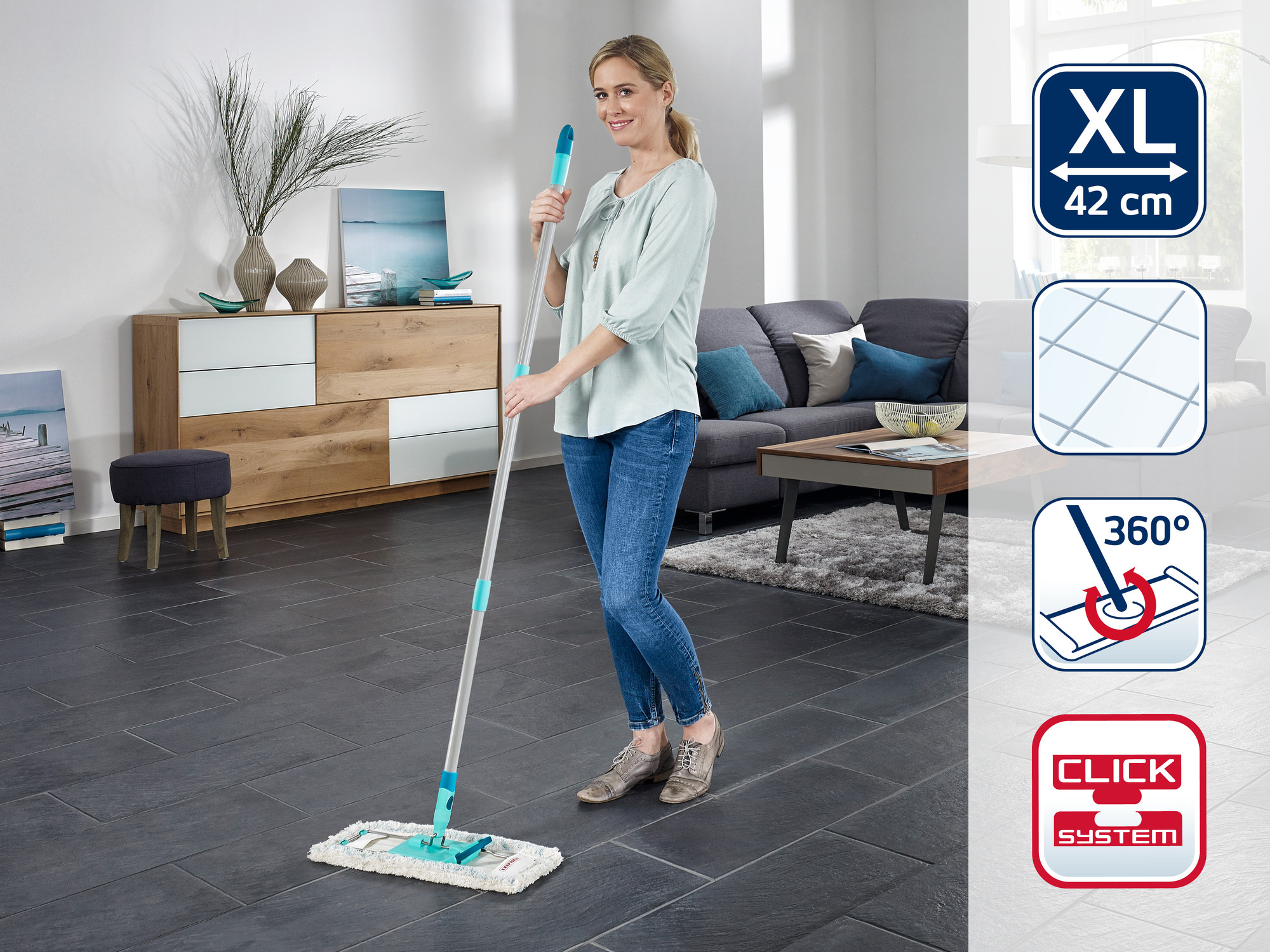Eine Frau putzt mit einem XL-Mopp auf dunklem Fliesenboden. Icons zeigen XL, 42cm, 360 Grad und Click System.