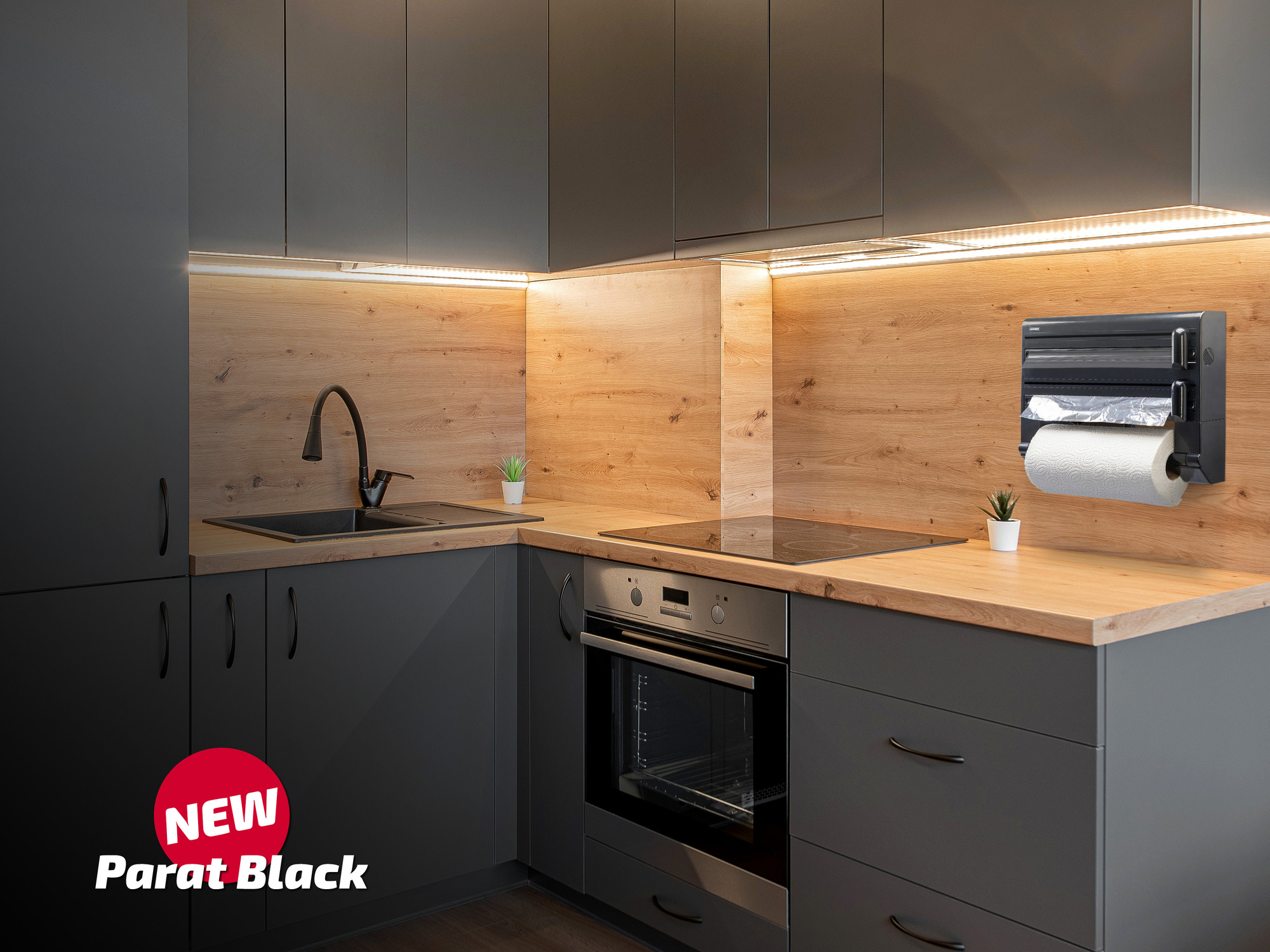 Moderna cucina scura con superfici in legno ed elettrodomestici integrati.