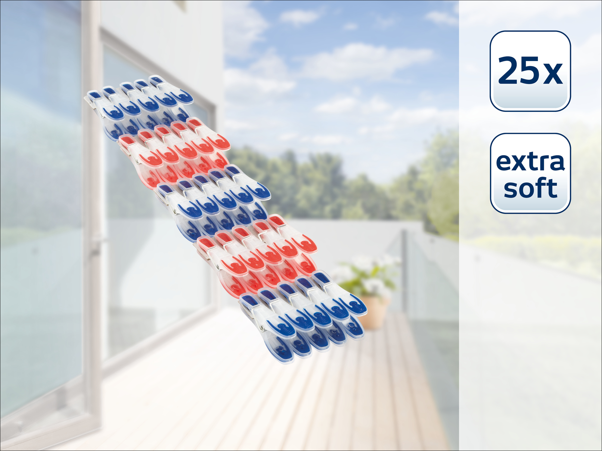 25 rote und blaue Wäscheklammern liegen auf einer Holzterrasse vor einem Haus.