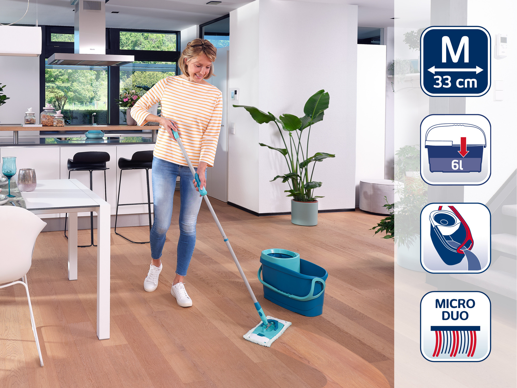 Eine Frau in Jeans und gestreiftem Oberteil wischt den Holzboden mit einem blauen Mopp.