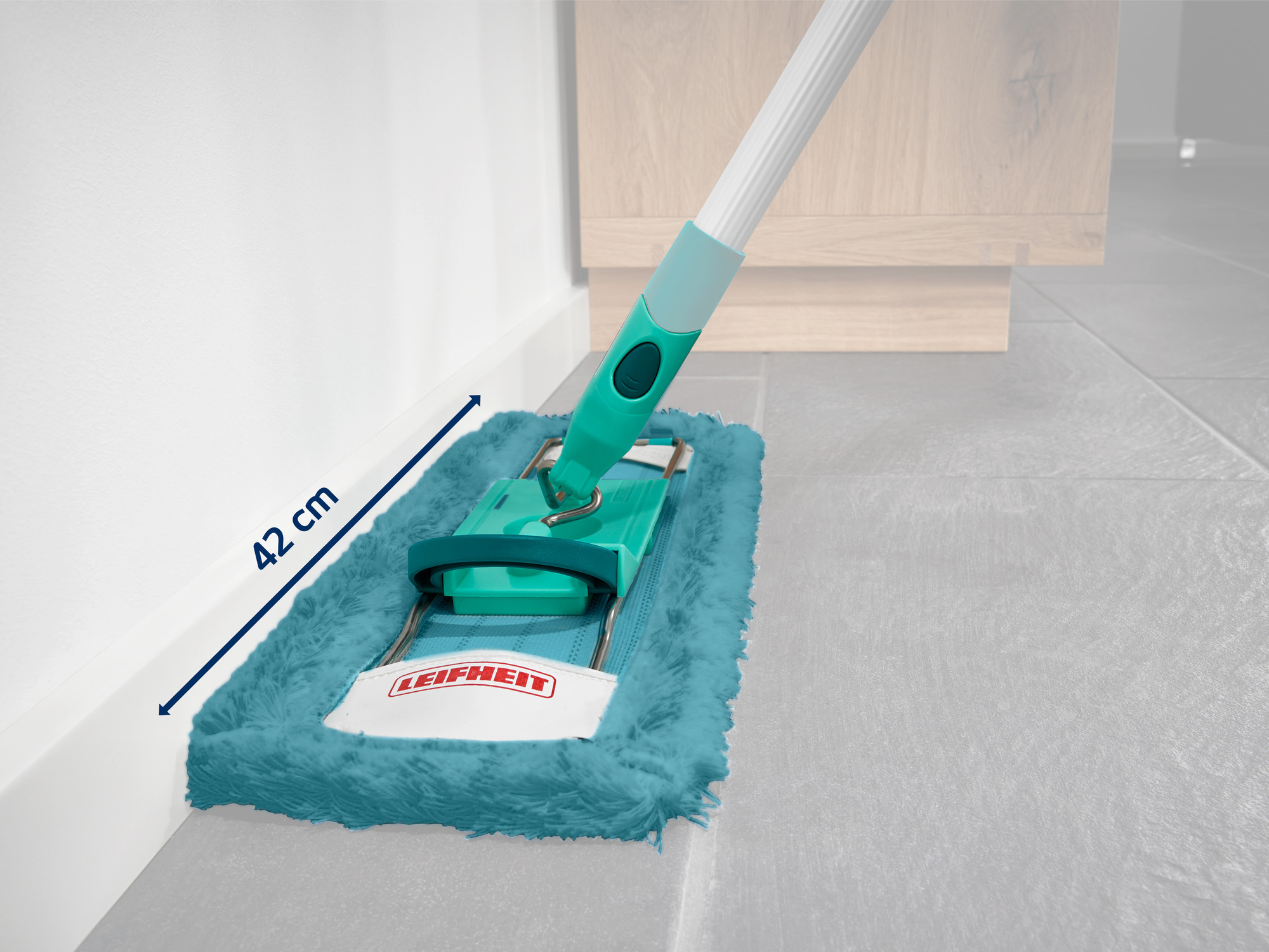 Türkiser Wischmopp reinigt nah an der Wand. 42 cm Breite.