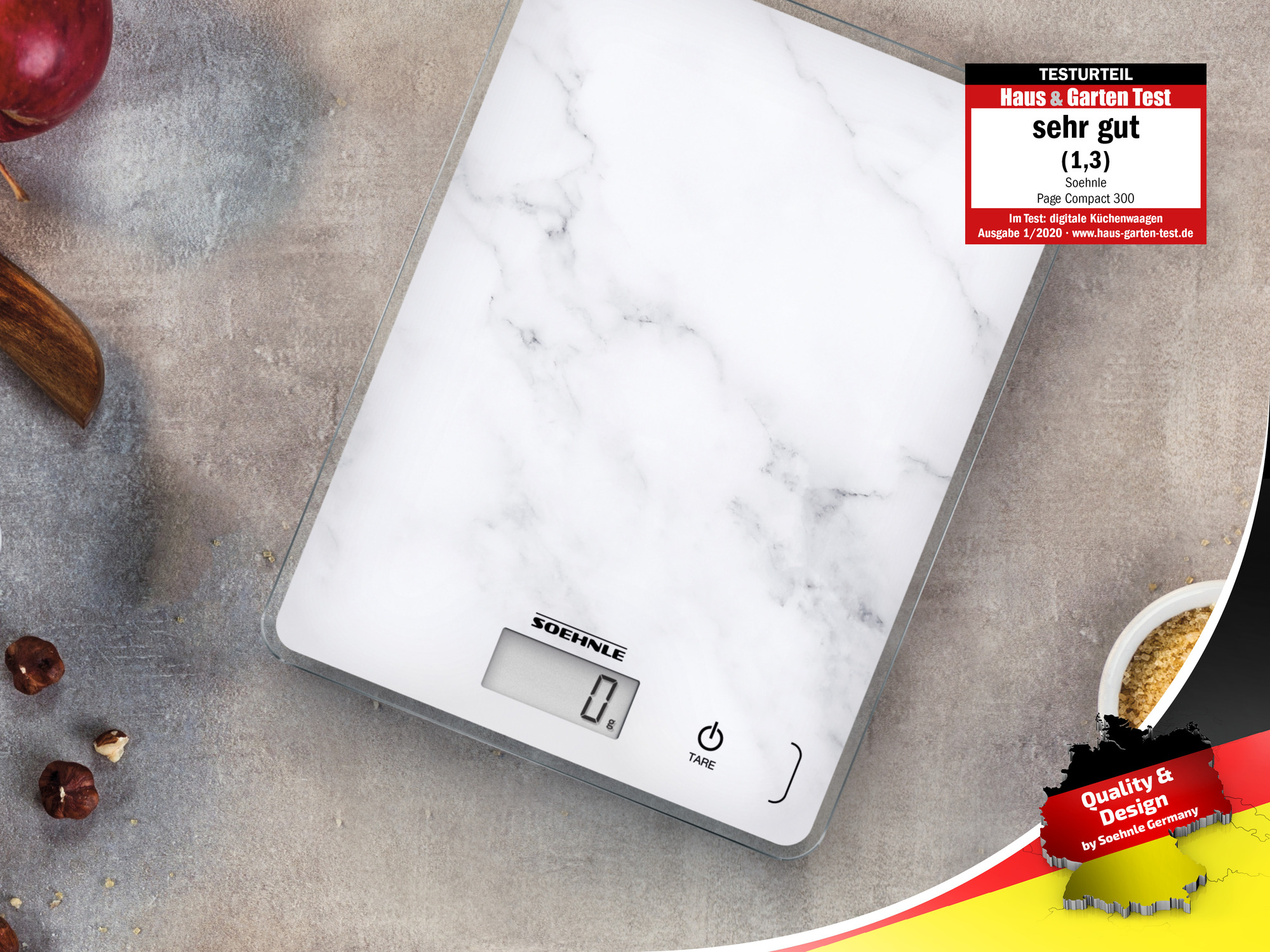 Cyfrowa waga kuchenna z marmurowym wzorem, orzechami i jabłkiem.