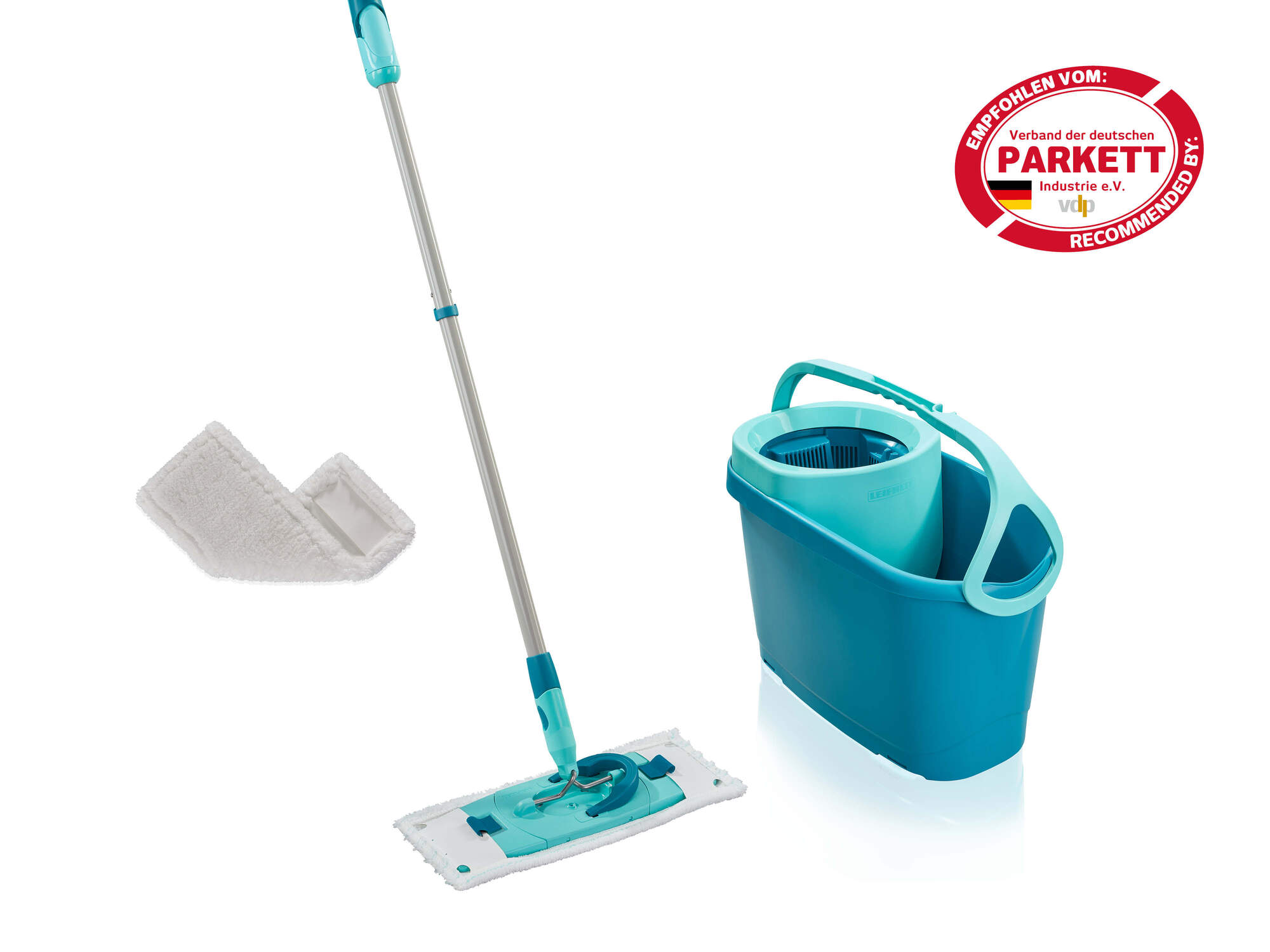 Ein blauer Eimer, ein Mopp und ein Moppkopf auf weißem Hintergrund.