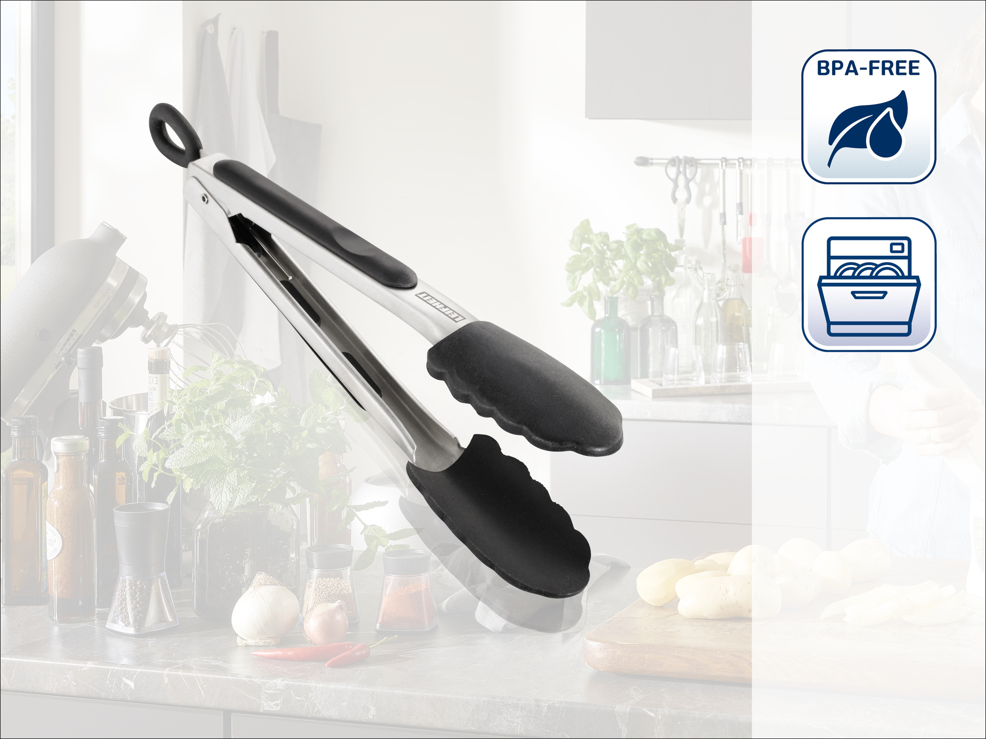 Pinze da cucina con manici in silicone nero su un piano di lavoro.