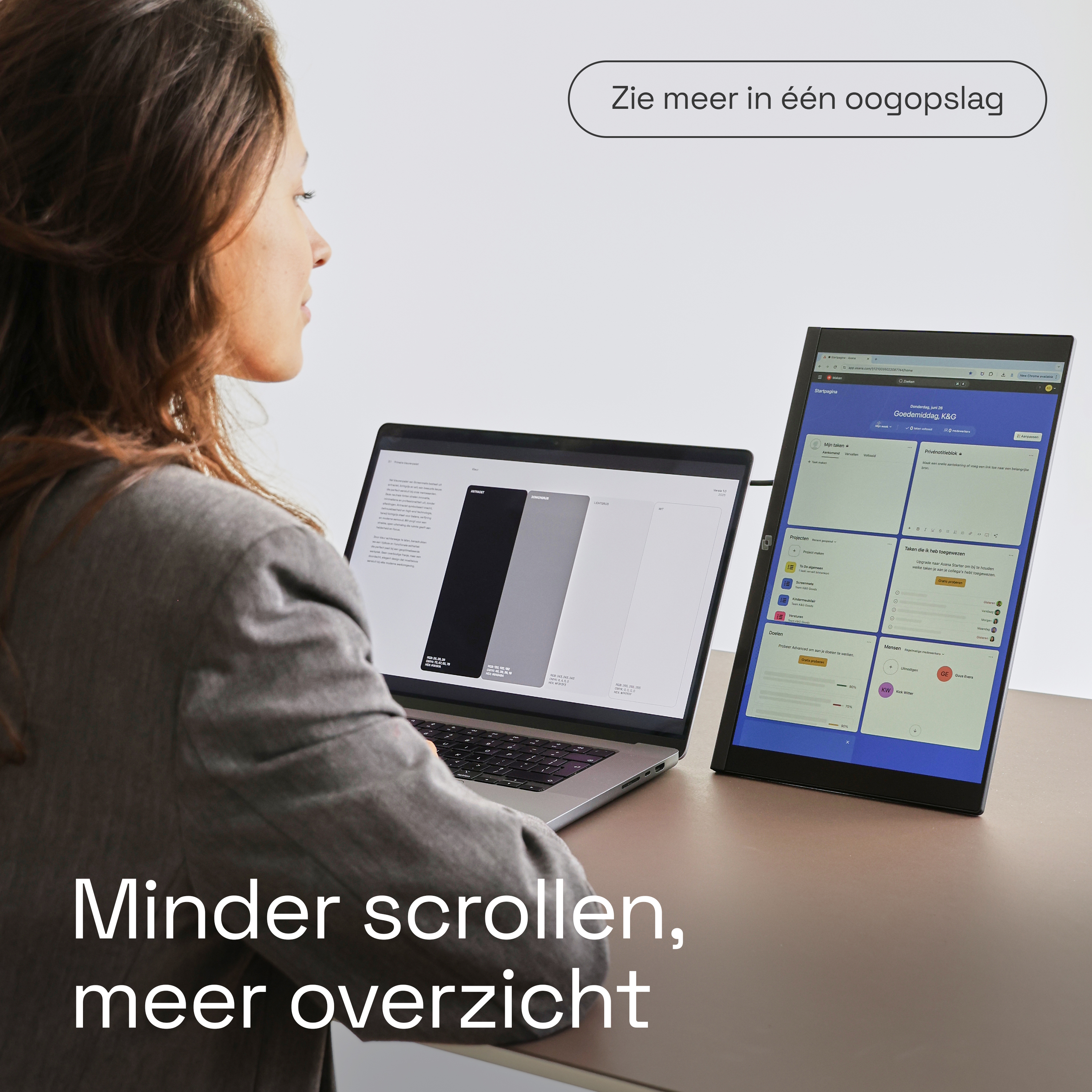 Een vrouw kijkt naar een laptop en tablet met digitale taken en kleuren.