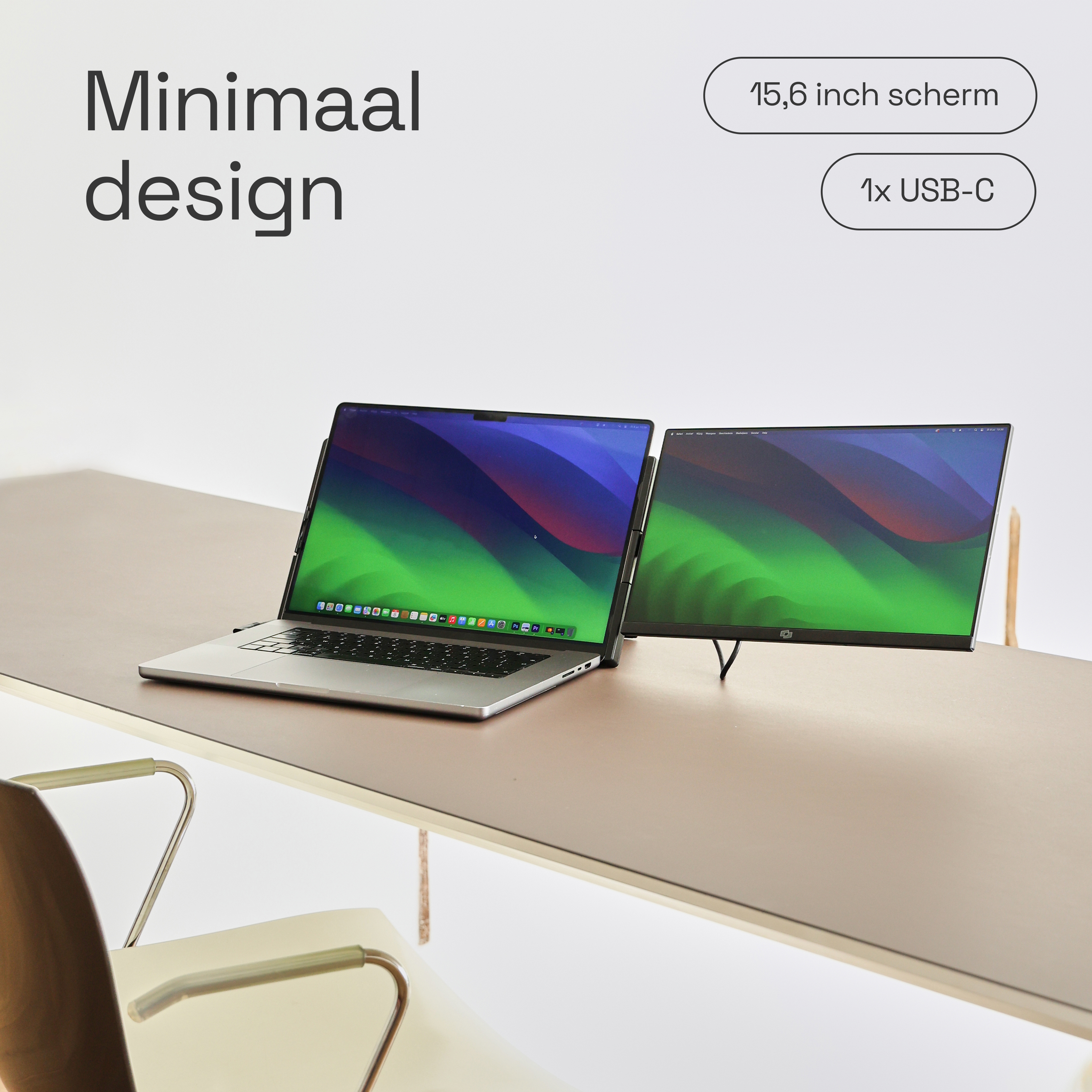 Een laptop en een externe monitor op een bureau. Minimalistisch design.