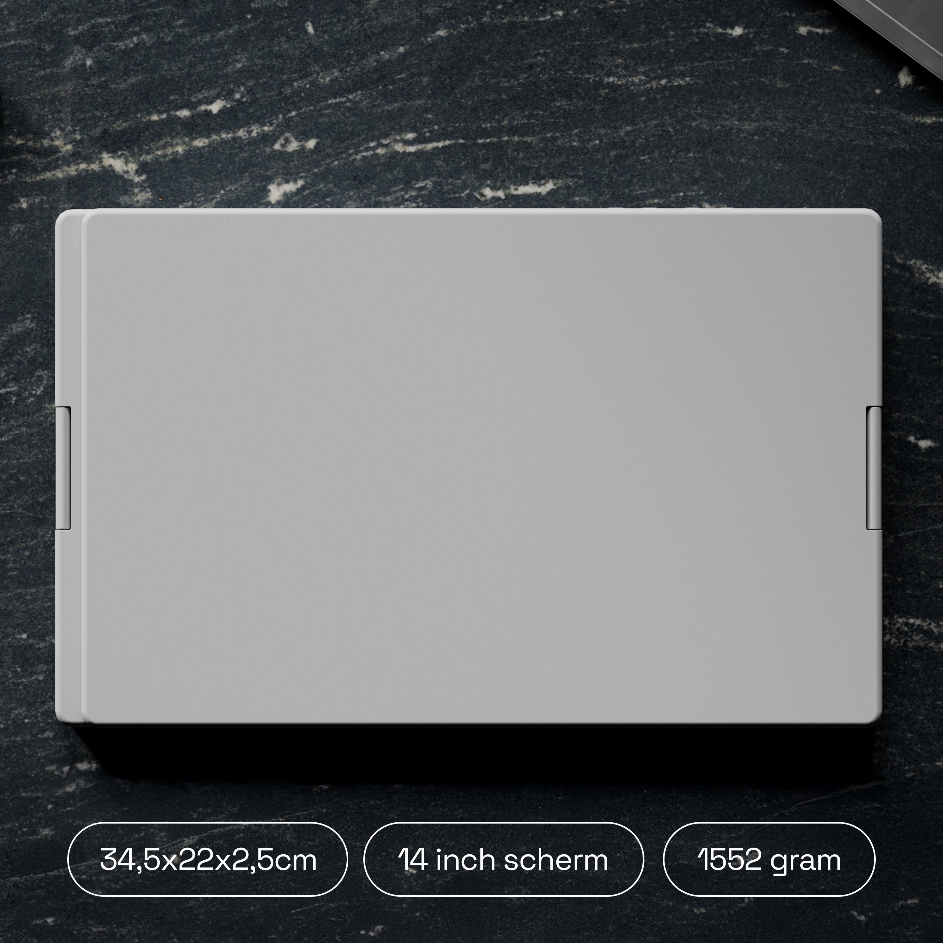 Grijze laptop op donkere granieten achtergrond met afmetingen en gewicht.