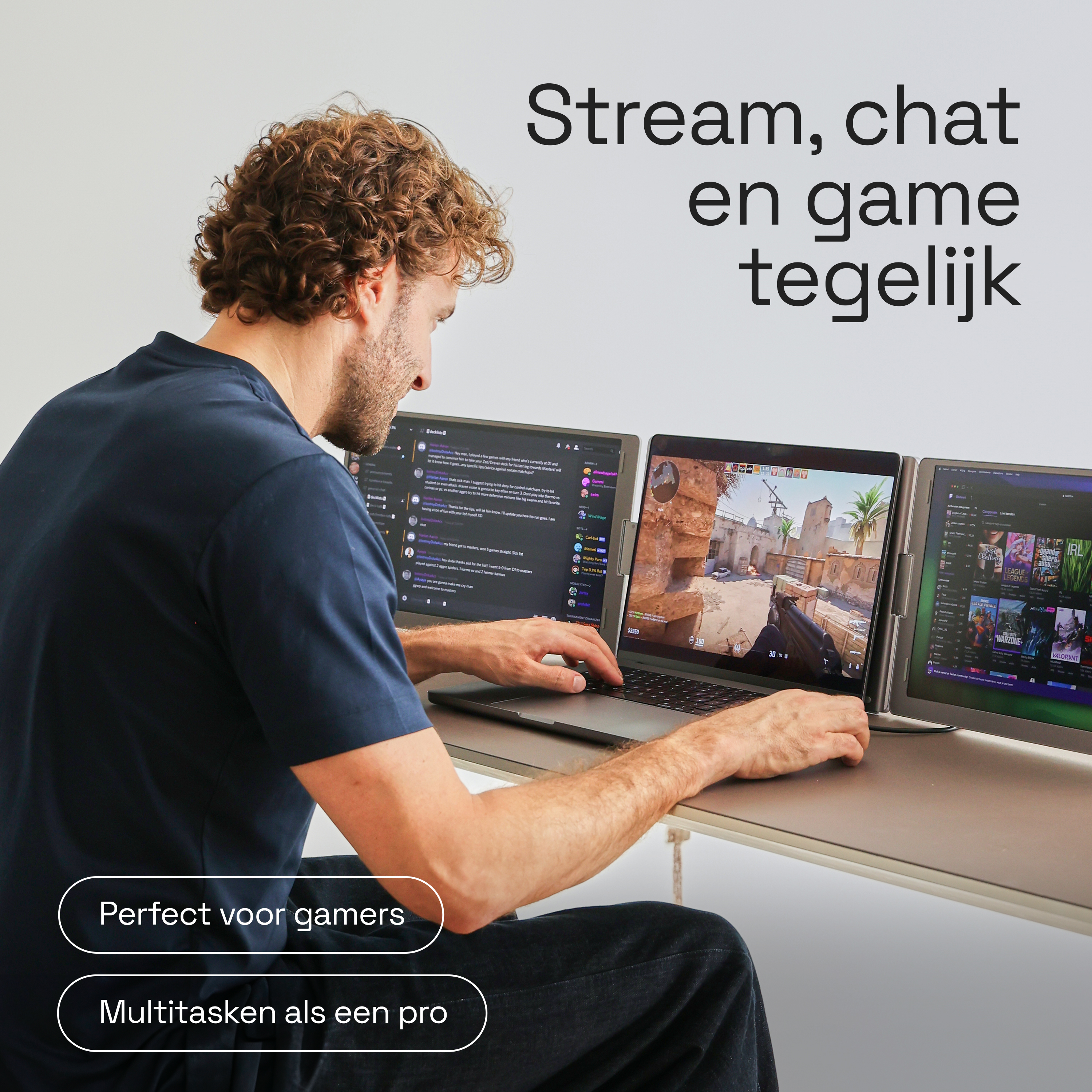 Man speelt op drie schermen, spel en chat zijn zichtbaar.