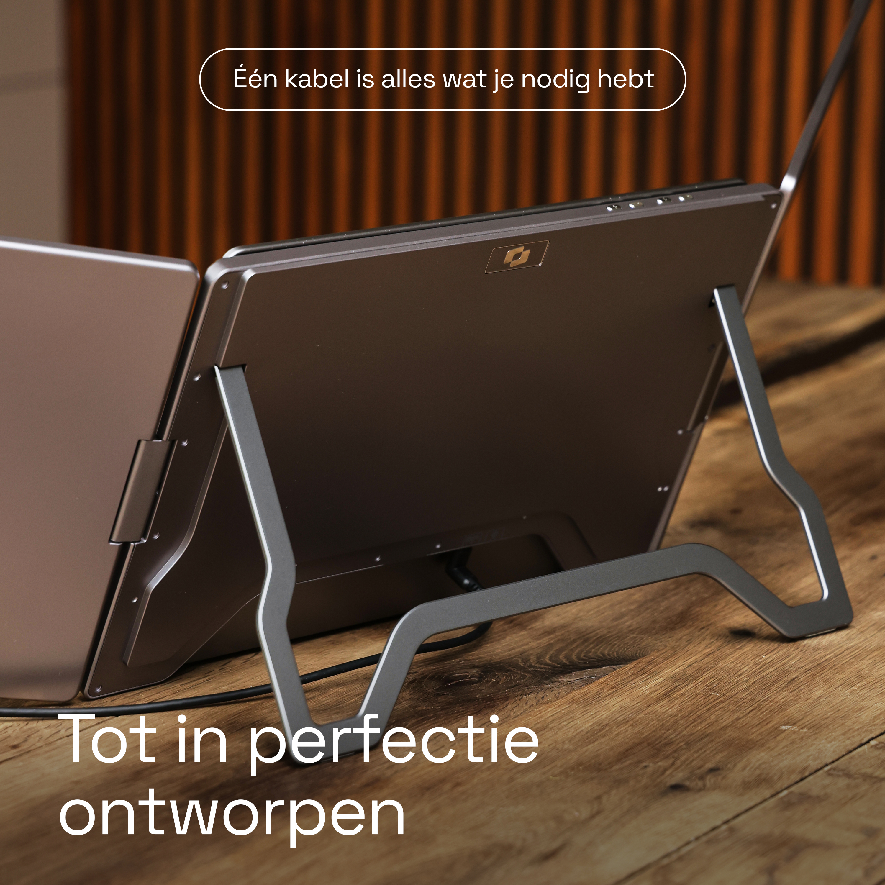 Een laptop op een houten tafel, met Nederlandse tekst.