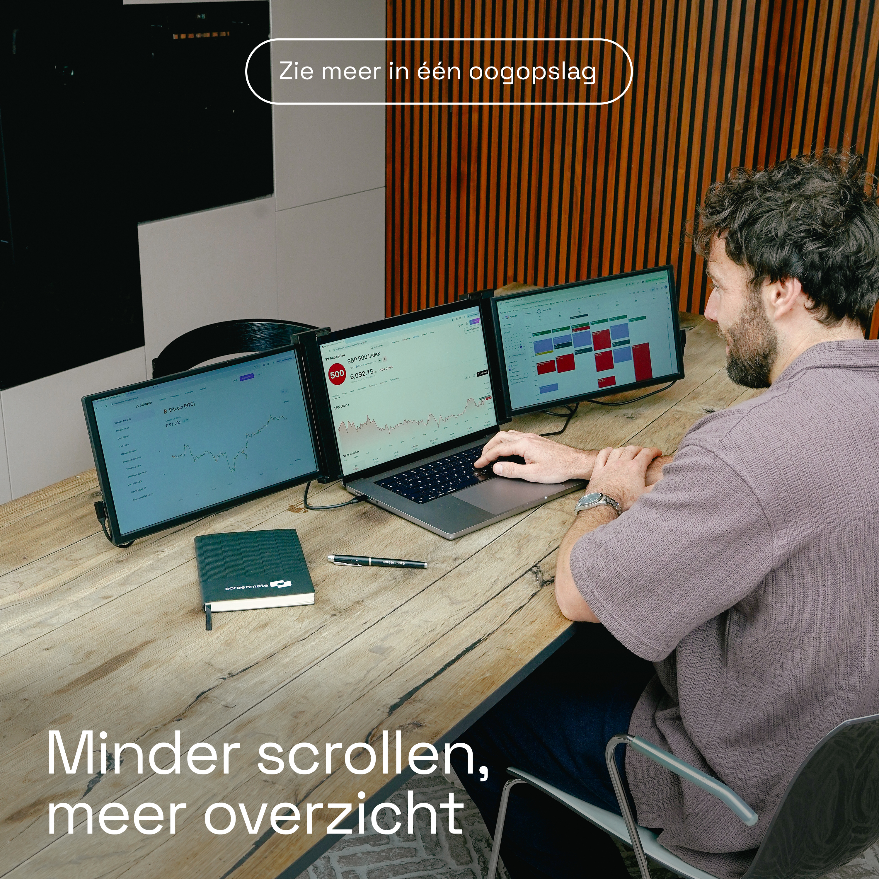 Man aan bureau met drie monitoren die Bitcoin en aandelen tonen.