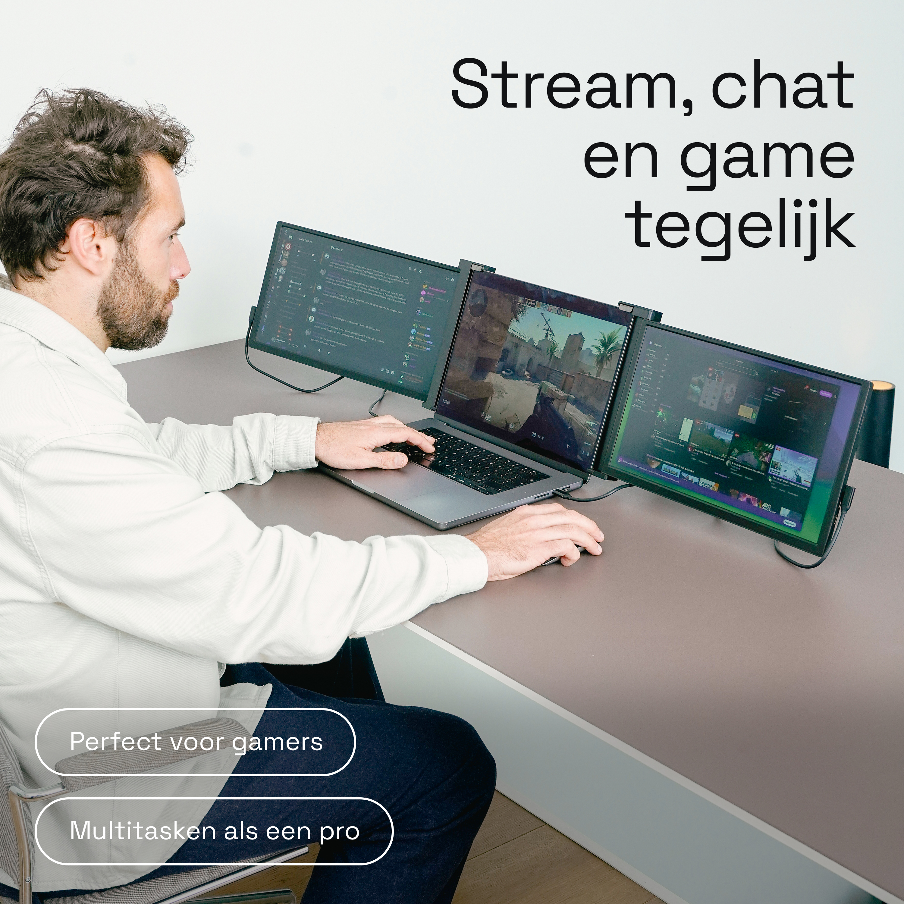 Man speelt met drie monitoren, gamen, chatten en streamen tegelijk.