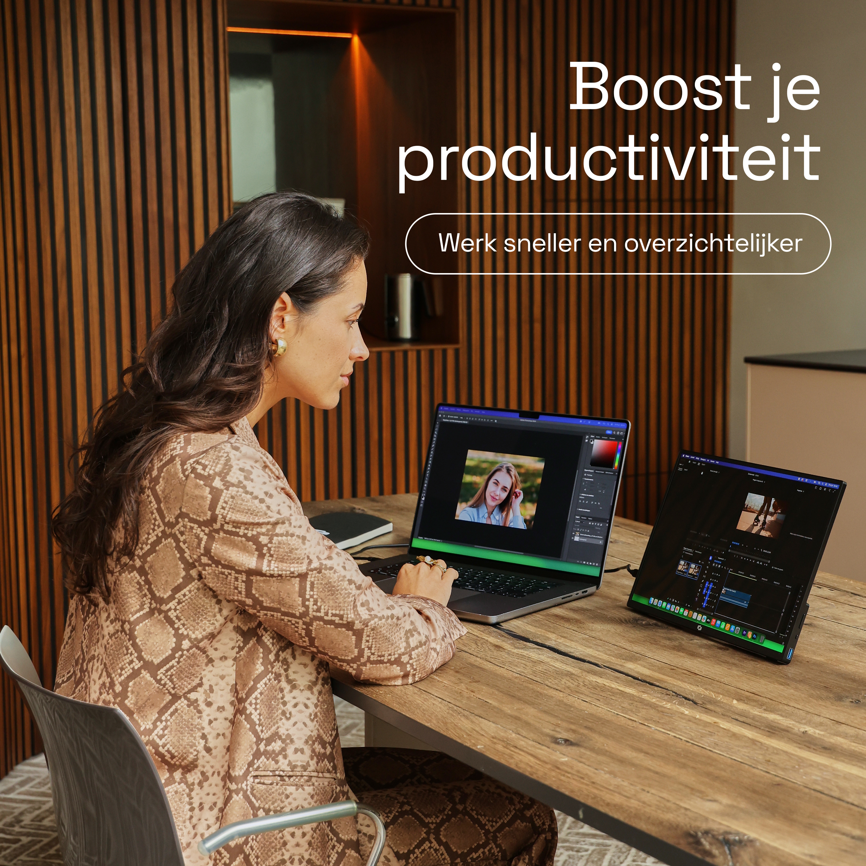 Vrouw werkt op laptop met tweede scherm waarop videobewerkingssoftware staat.