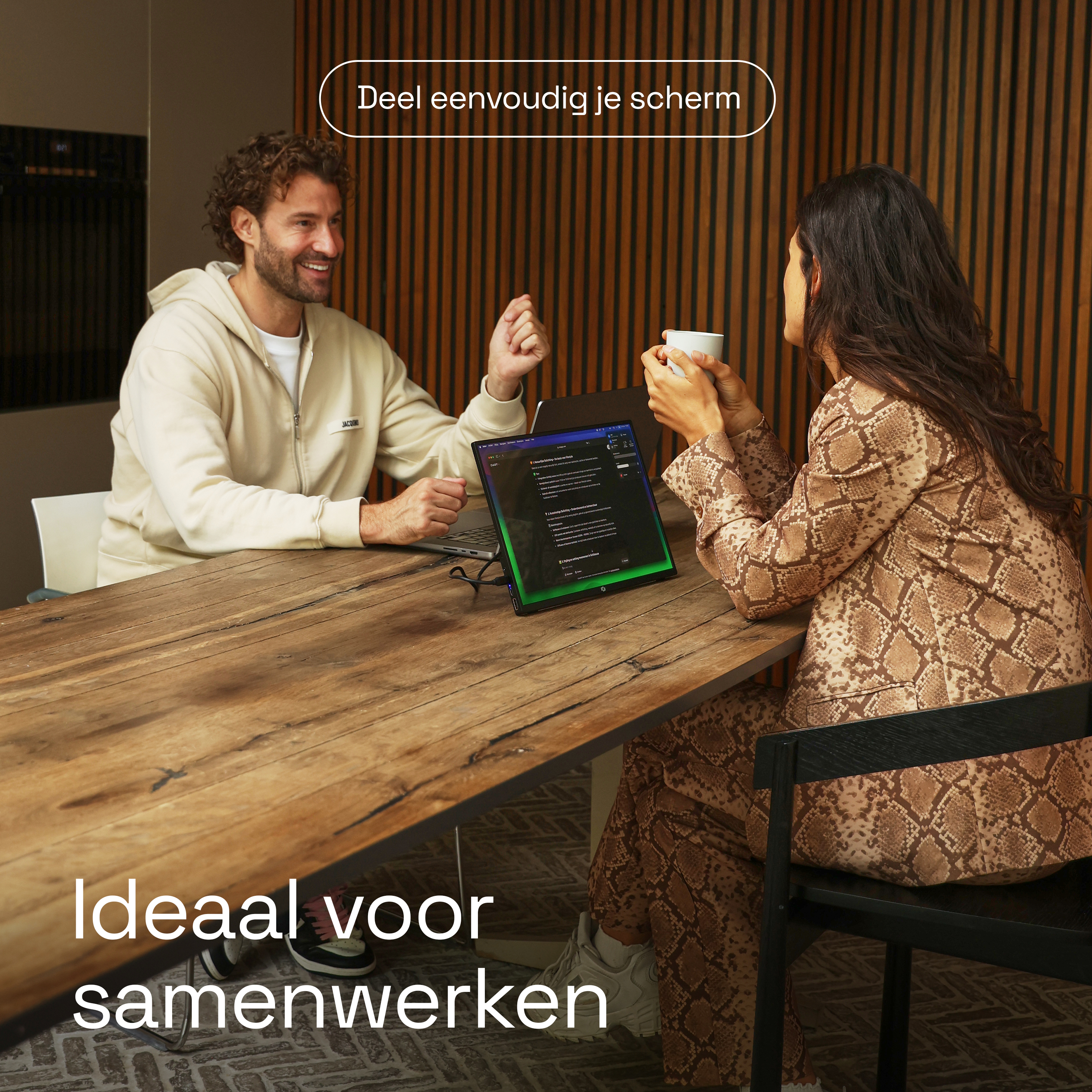 Man en vrouw werken aan een laptop aan een houten tafel. Tekst: Ideaal voor samenwerken.
