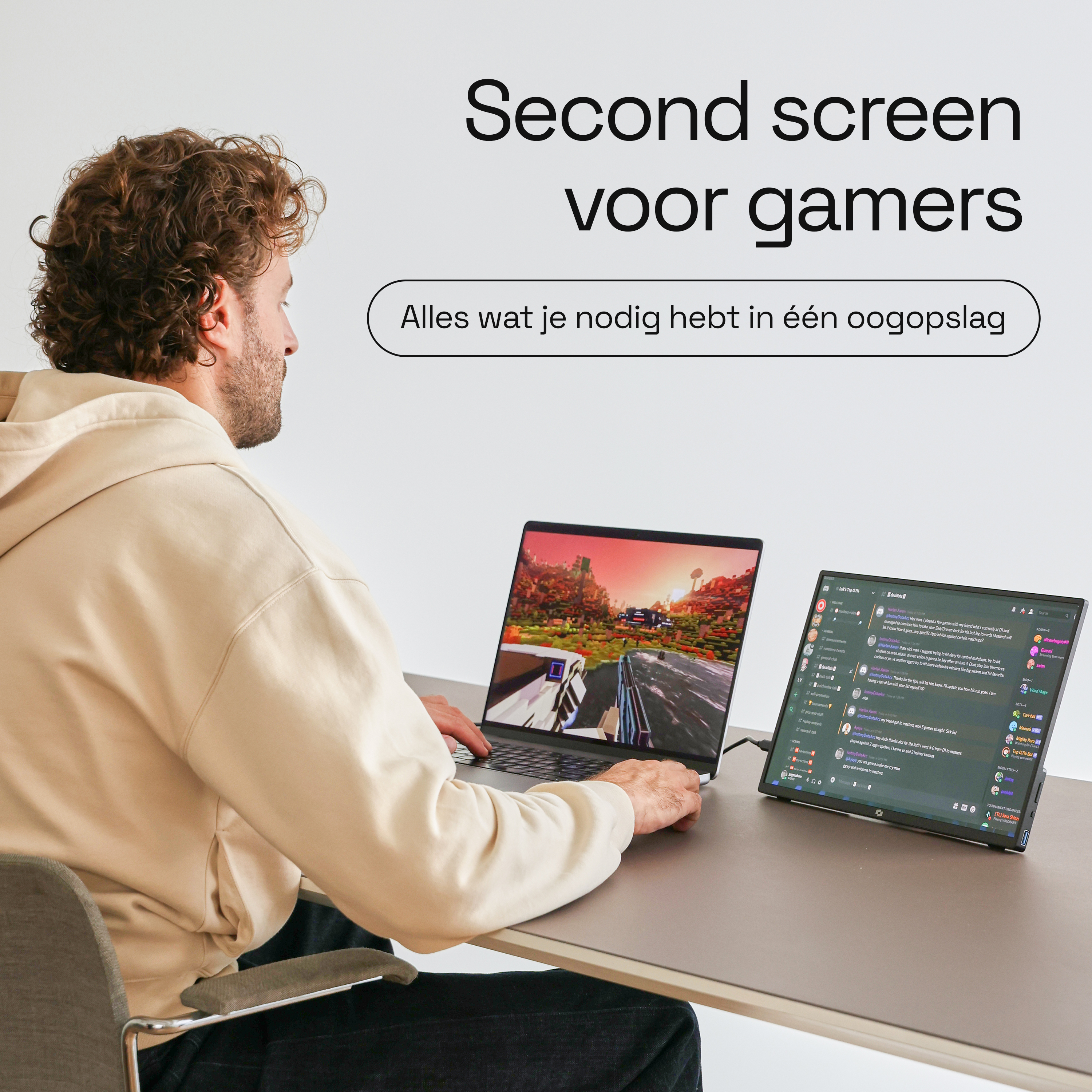 Een man speelt een videogame op een laptop, met een tweede scherm ernaast.