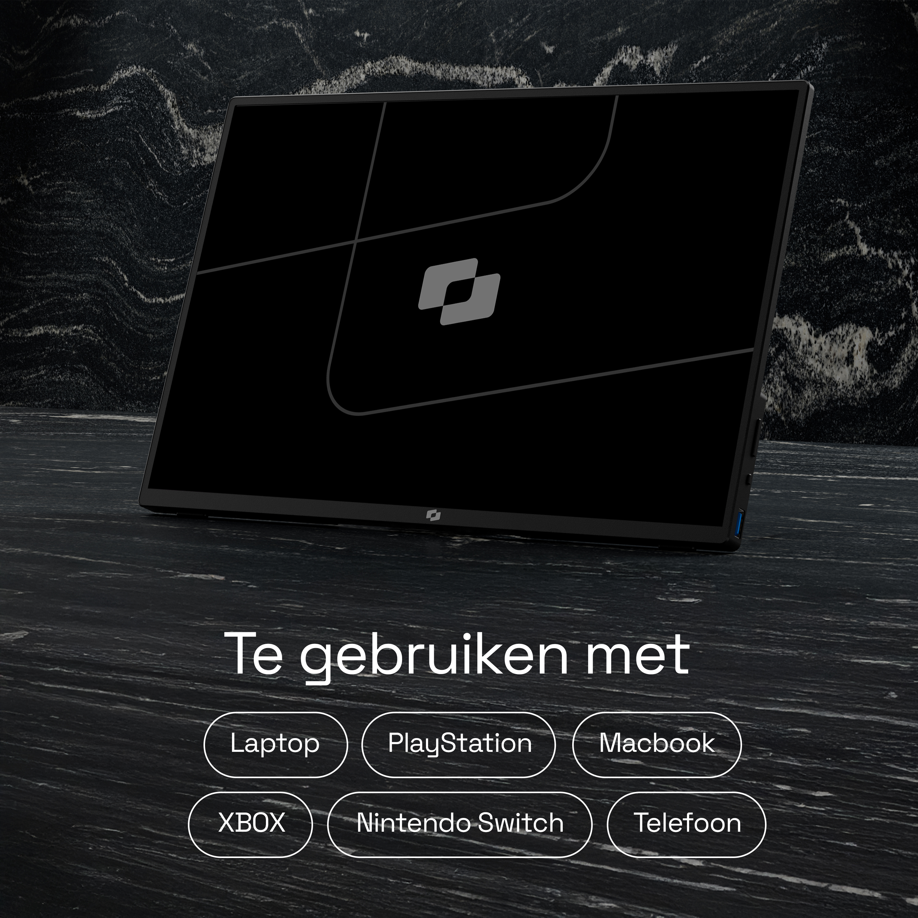 Een zwarte monitor met logo staat op een donker stenen oppervlak.