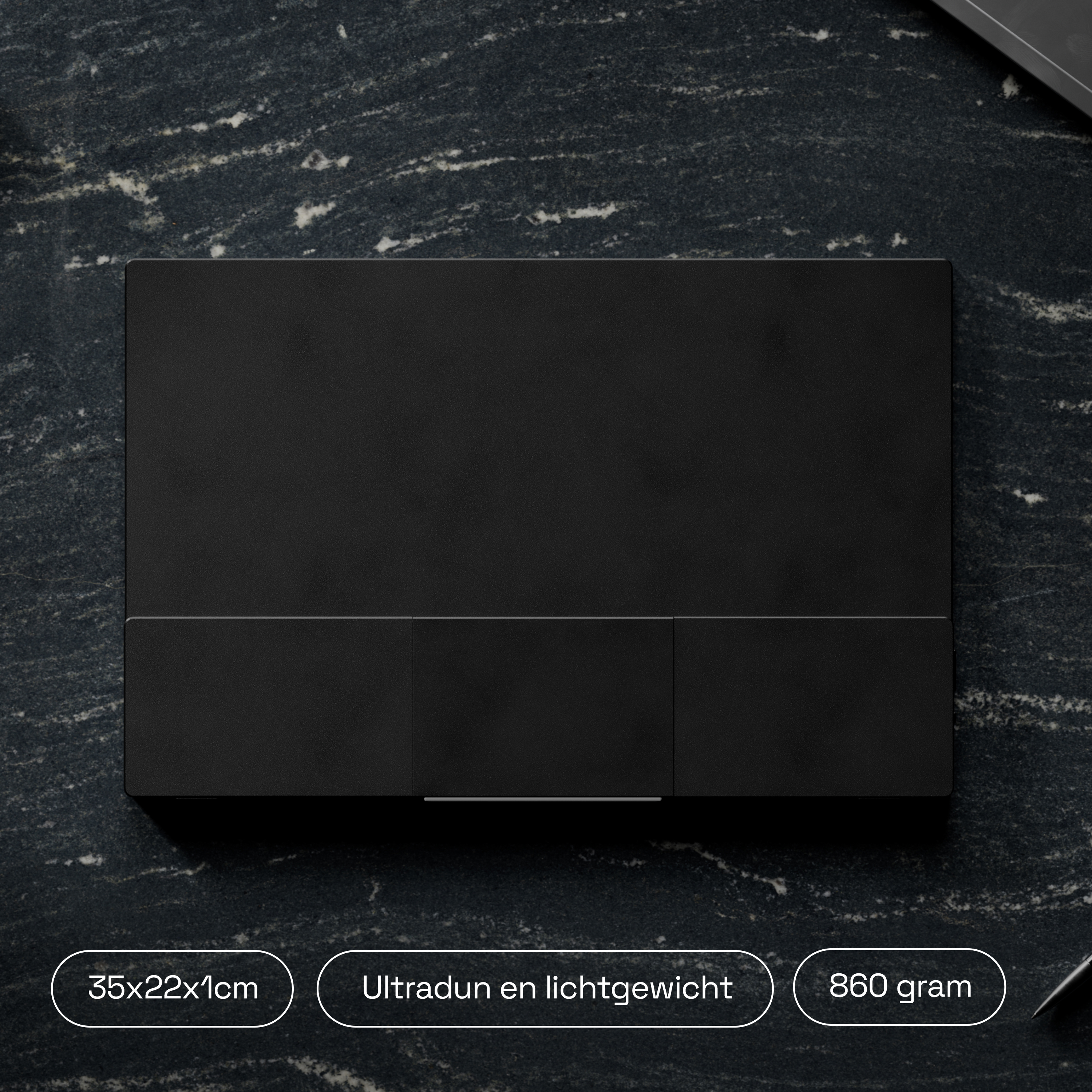 Een zwarte laptop op een marmeren oppervlak. Met afmetingen 35x22x1cm en 860g.