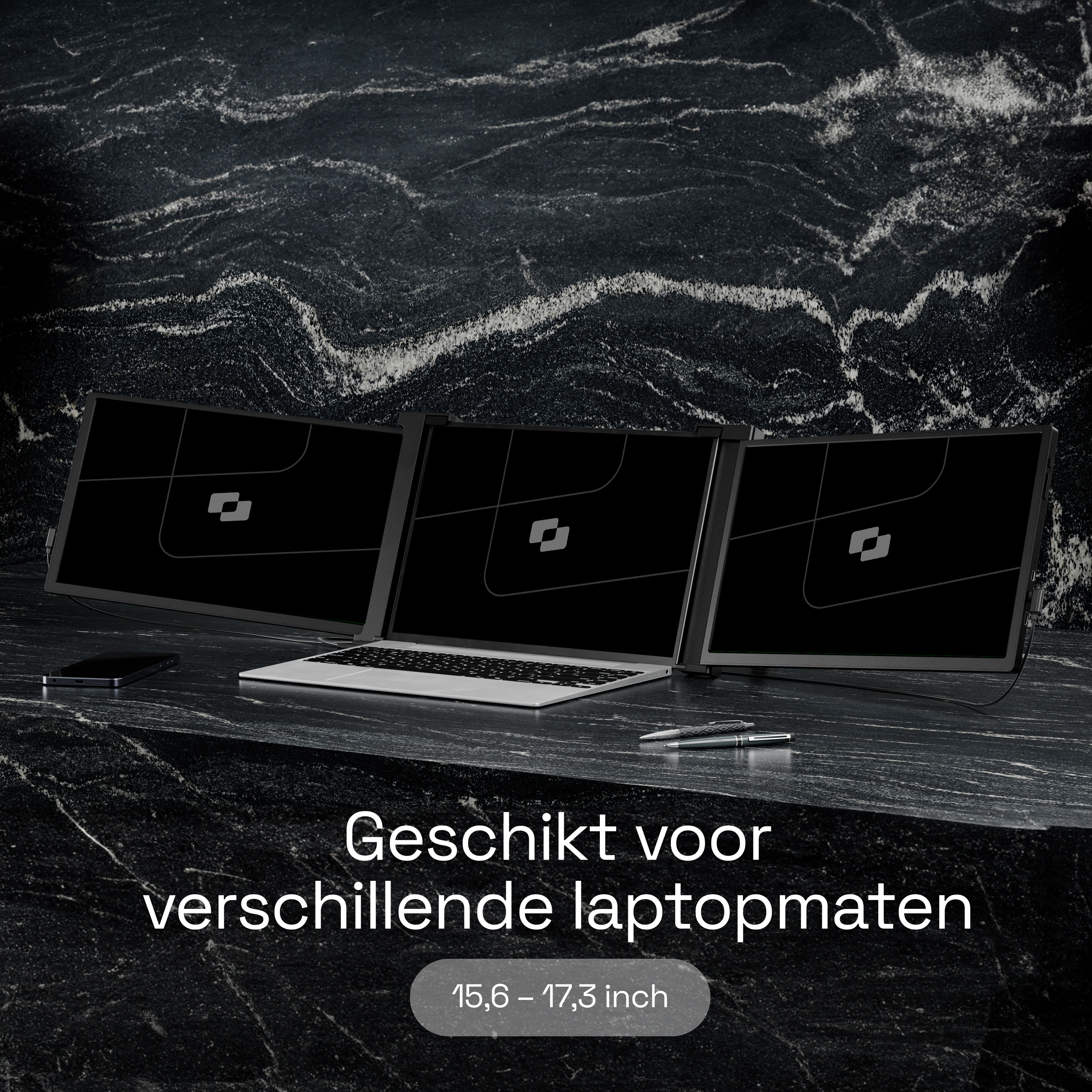 Drie monitoren, een laptop, telefoon en twee pennen op marmer.