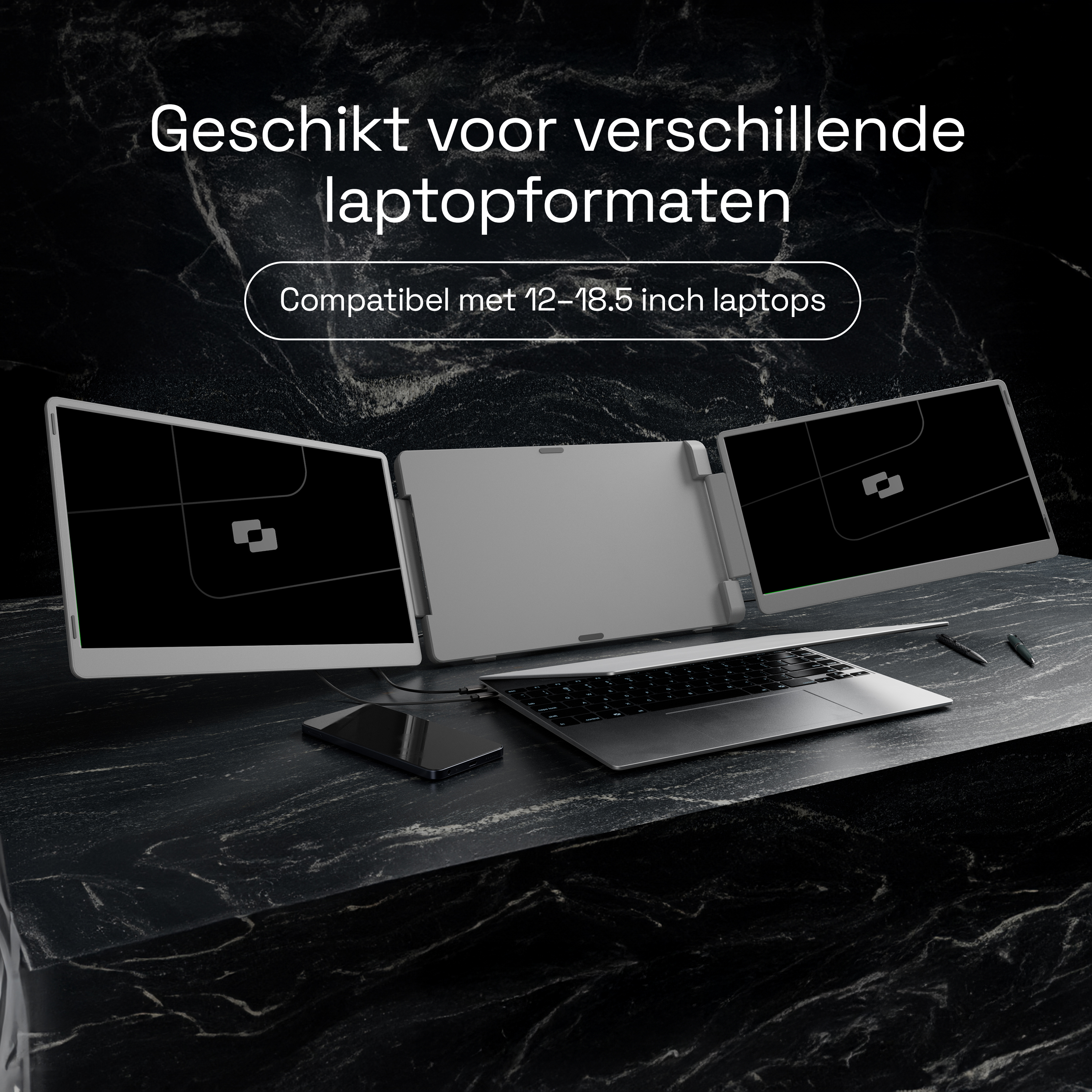 Trois moniteurs et un ordinateur portable sur une surface en marbre.