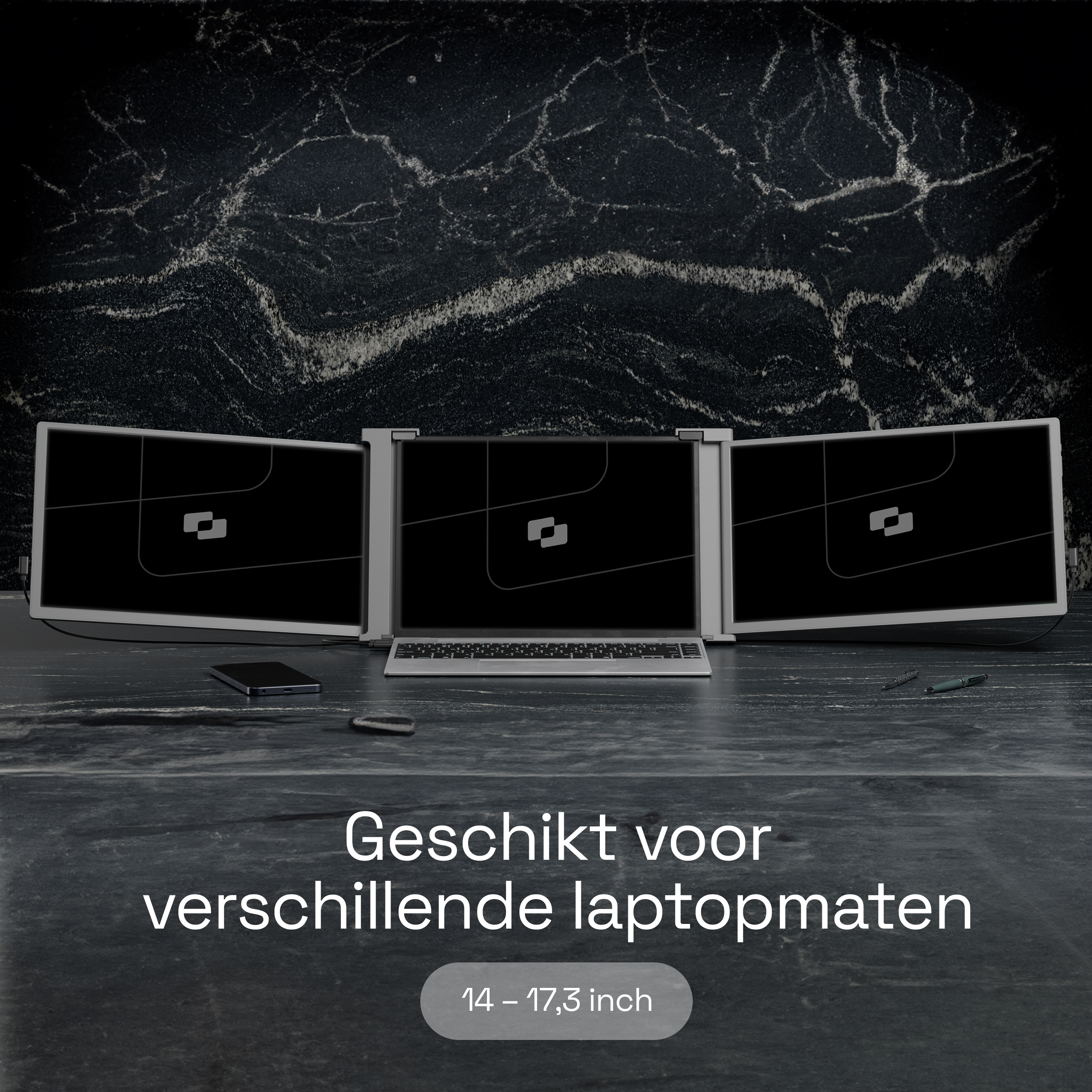 Drie monitoren naast elkaar op een bureau. Tekst: Geschikt voor laptops van 14-17,3 inch.
