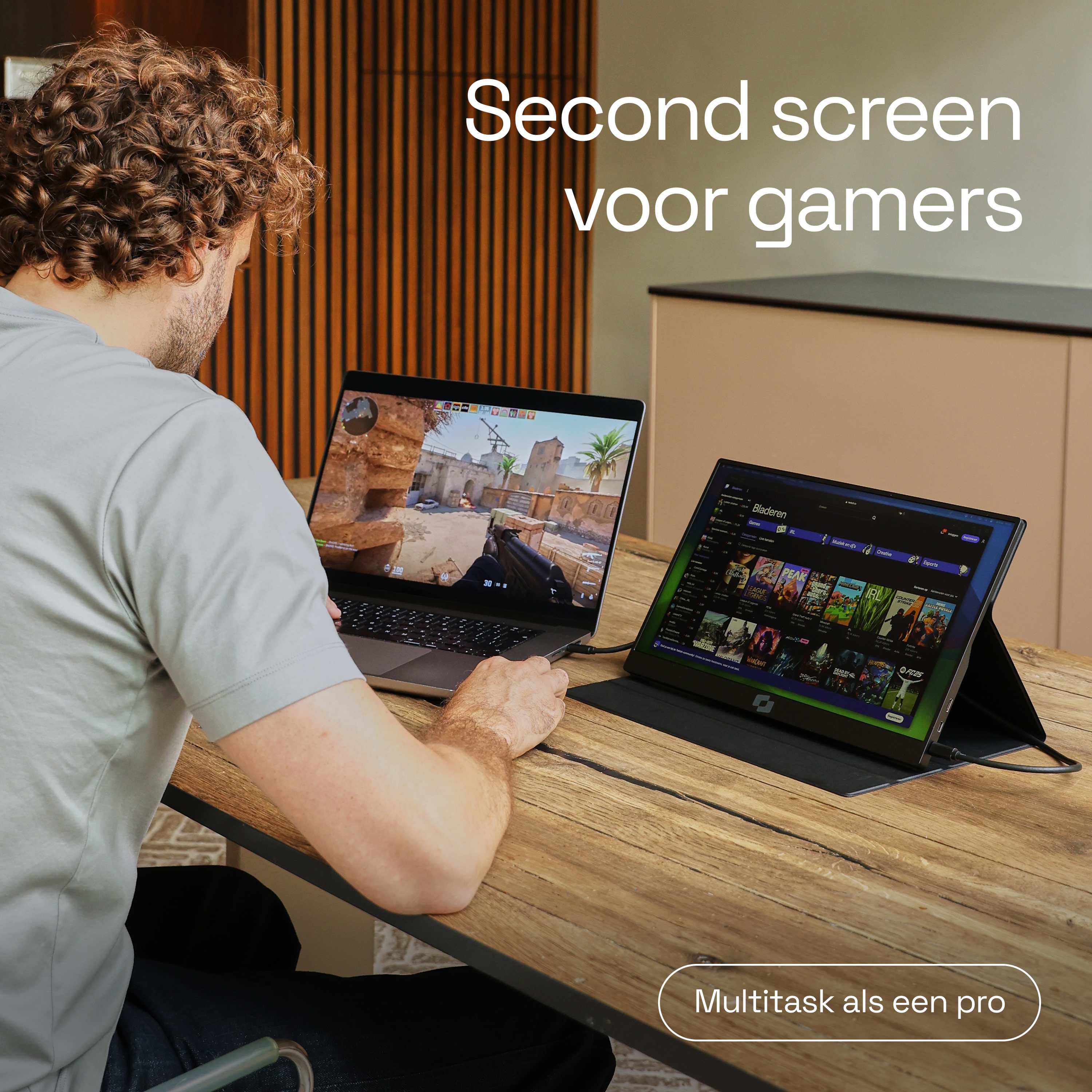 Homme joue avec deux écrans, l'un affichant un jeu, l'autre du contenu en streaming.