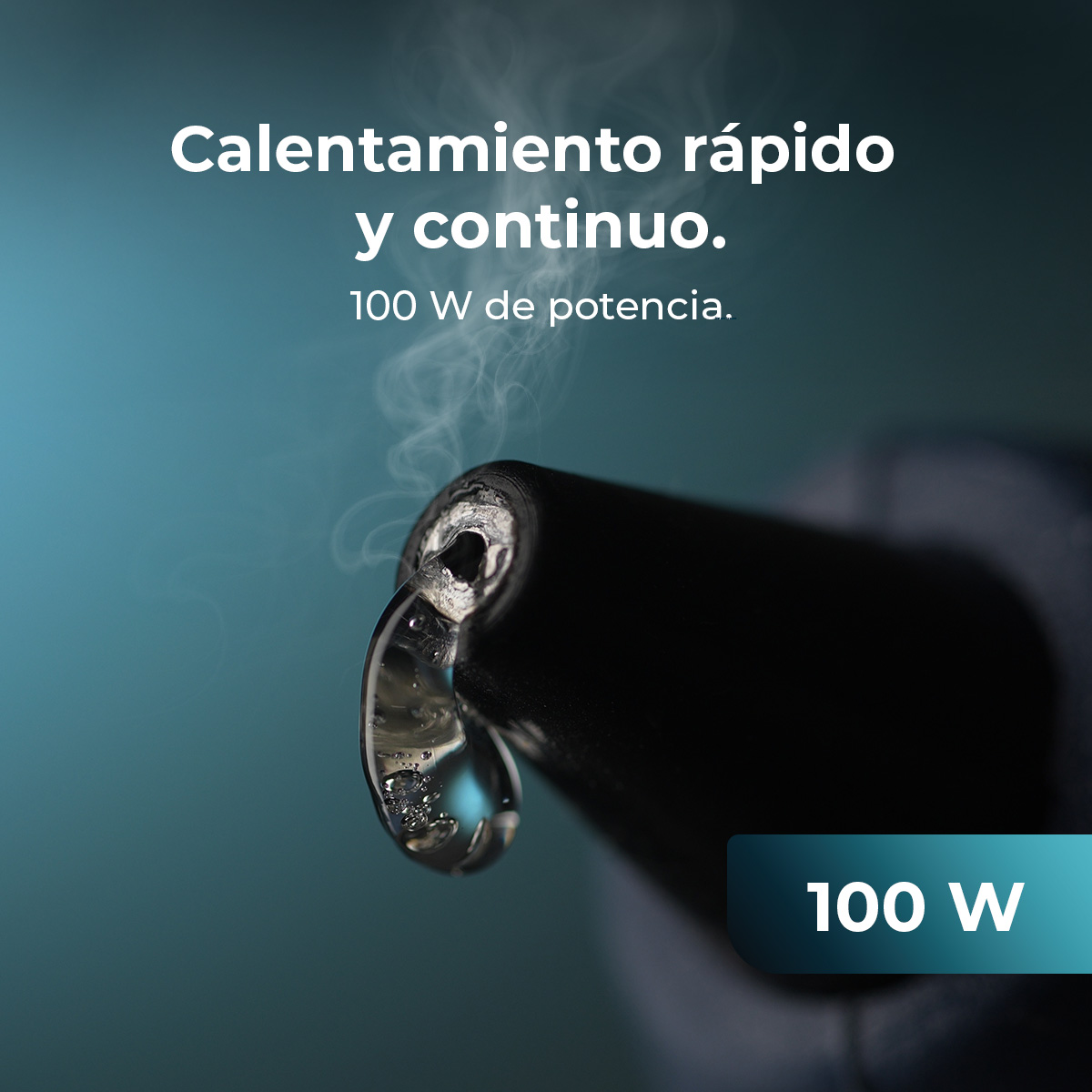 Un saldatore con stagno fuso e vapore. Testo: 100 W.