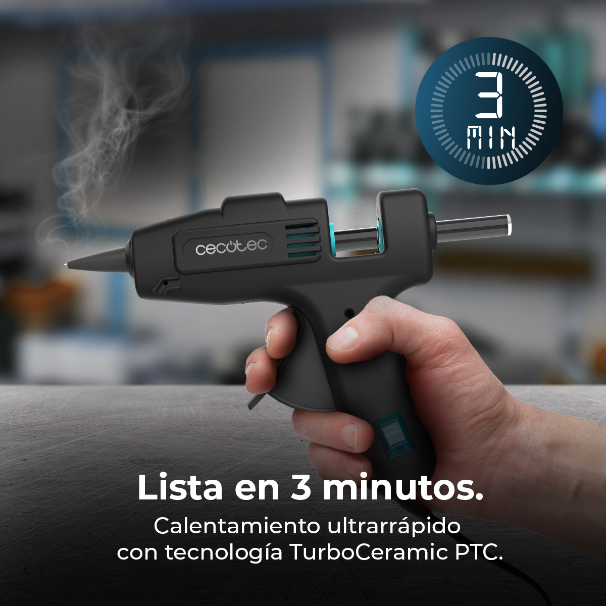 Una mano tiene una pistola per colla a caldo nera con fumo, pronta in 3 minuti.