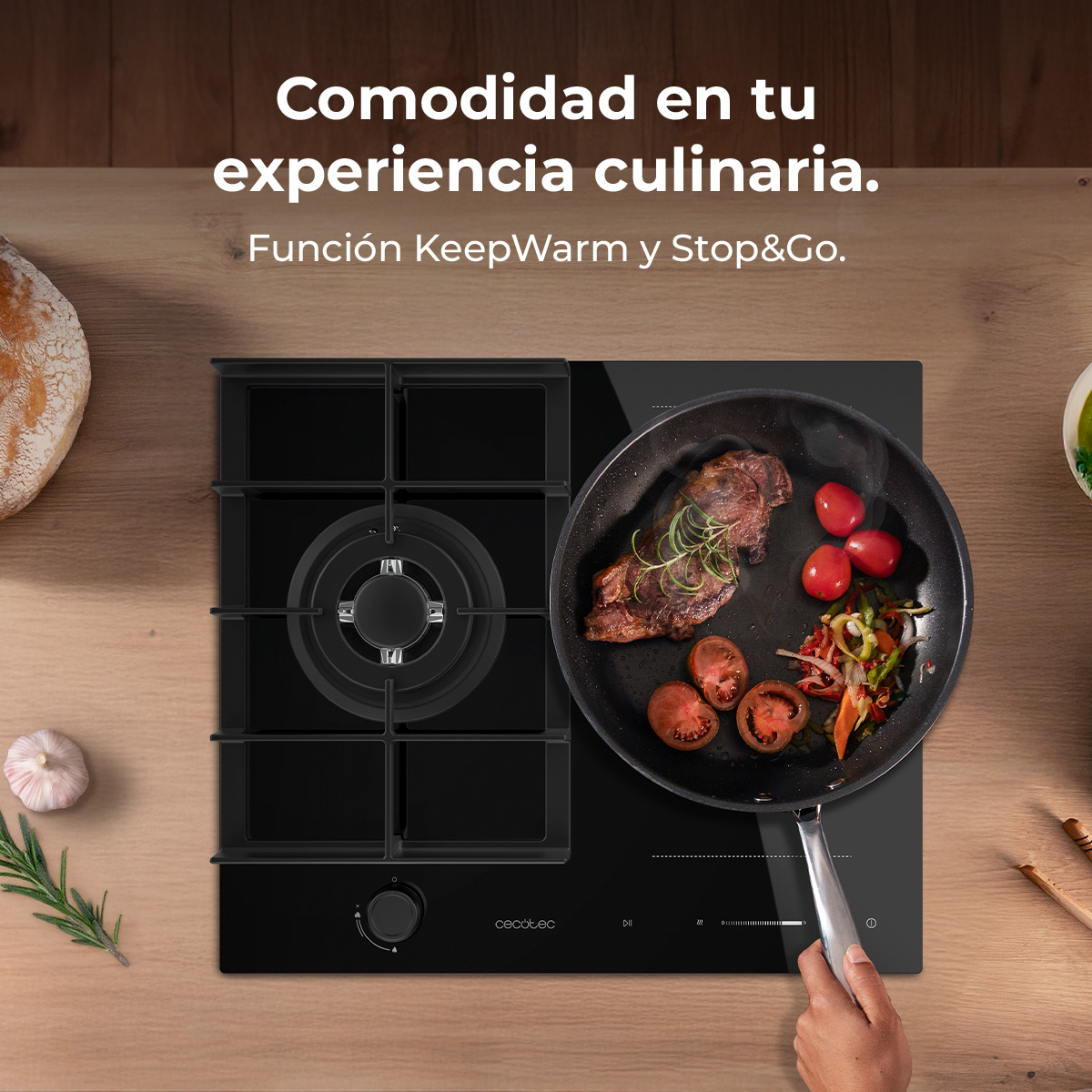 Un filete se fríe en una sartén con tomates y verduras en una vitrocerámica.