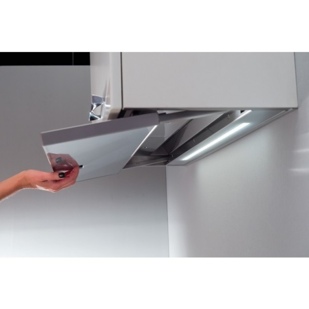 Una mano apre una cappa da cucina con illuminazione integrata.