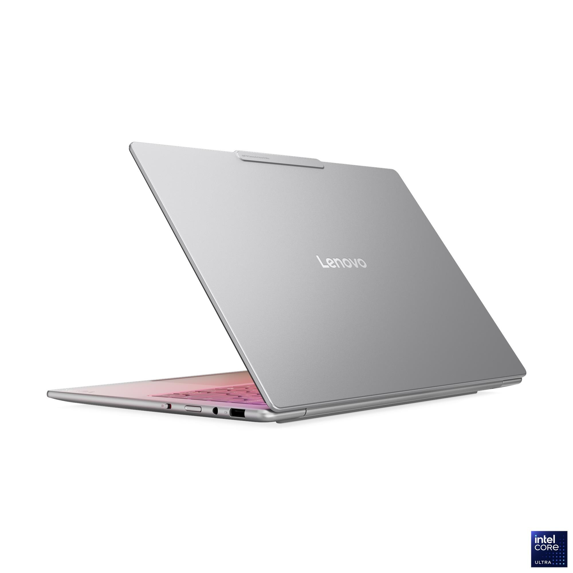 Un laptop Lenovo argentato con tastiera rosa, mostrato da dietro.