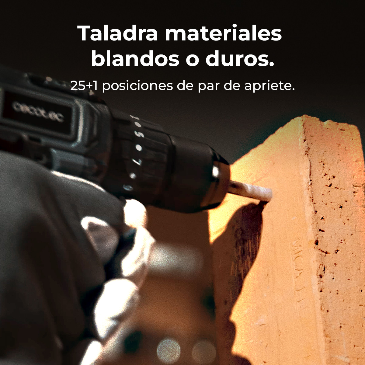 Un taladro perfora un ladrillo. Una mano enguantada sostiene el taladro.