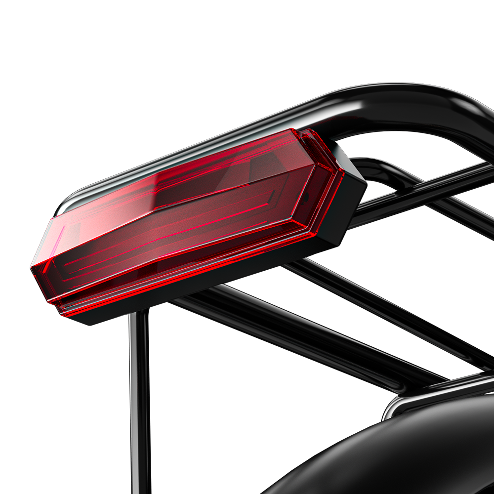 Ein rotes Rücklicht mit sichtbaren LEDs auf einem schwarzen Fahrradgepäckträger.