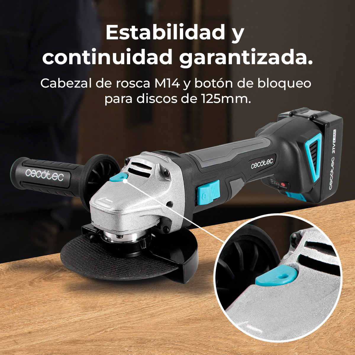Una amoladora angular plateada y negra con batería azul sobre una mesa de madera.