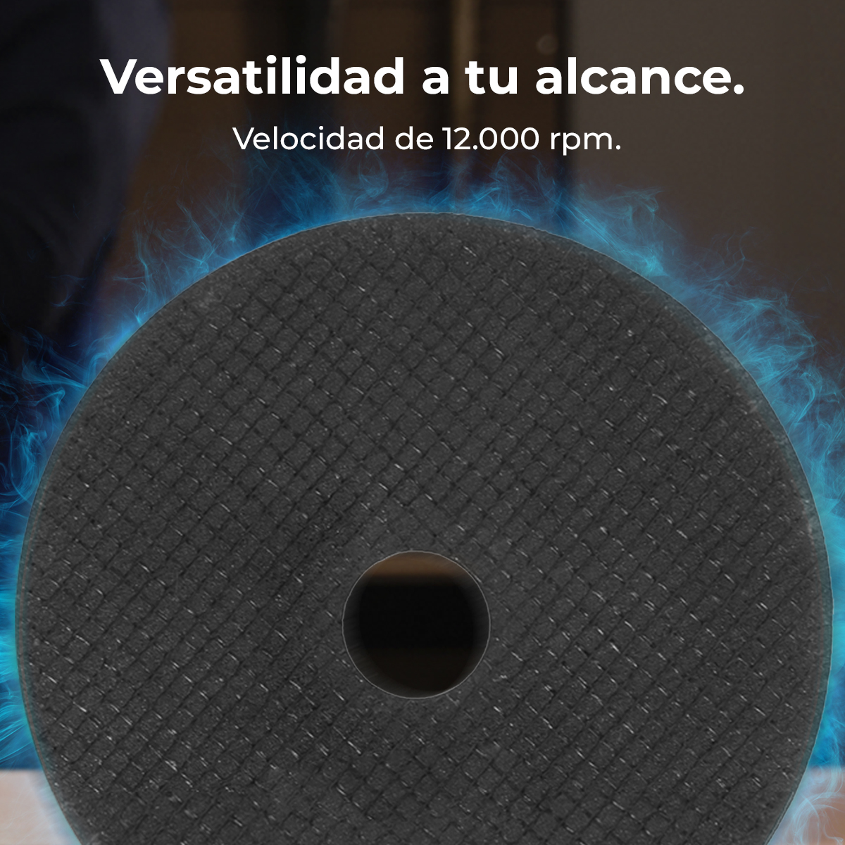 Disco de corte negro con humo azul. Texto: Versatilidad a tu alcance.