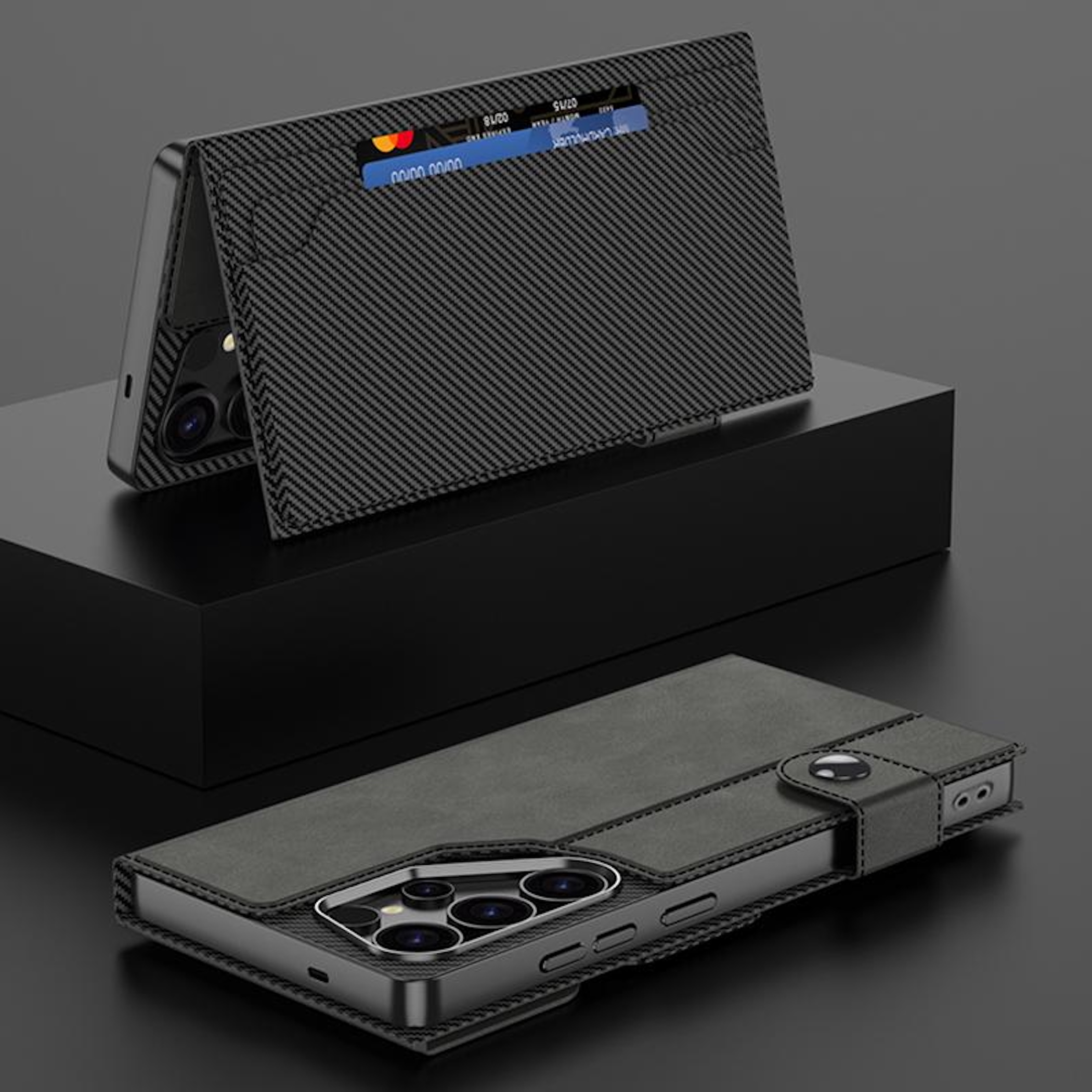 Ein schwarzes Handy mit einer Carbonfaser-Hülle und Kartenfächern, liegend auf einer dunklen Oberfläche.