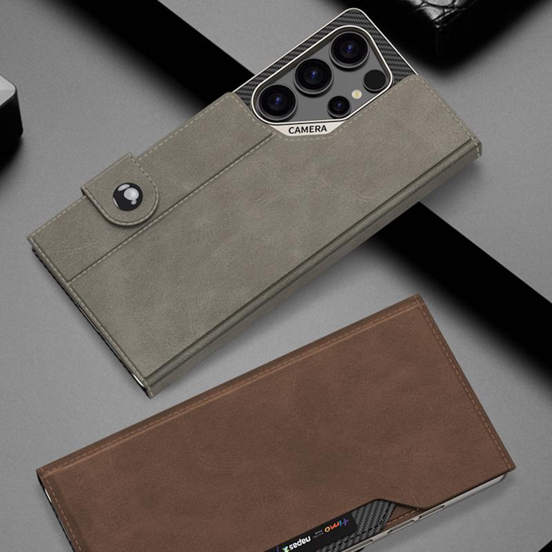 Graues und braunes Handy-Flip-Case mit Kameraöffnung und Druckknopf.