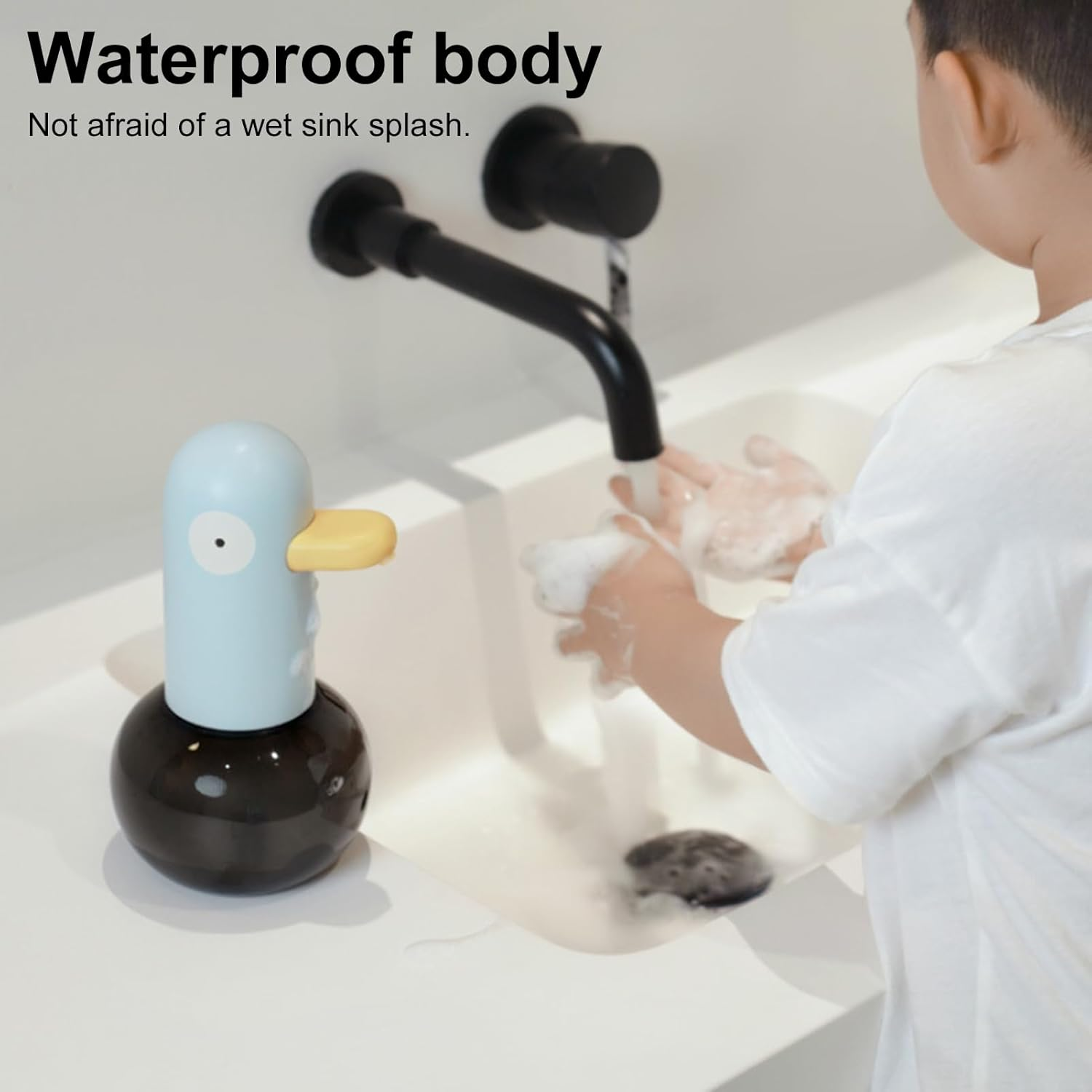 Ein Kind wäscht sich die Hände an einem weißen Waschbecken, ein Enten-Seifenspender steht daneben.