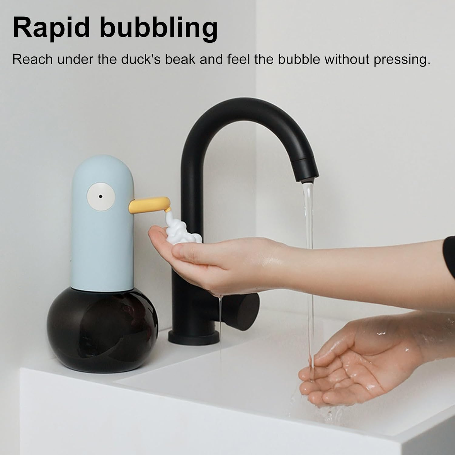 Entenförmiger Seifenspender neben einem Wasserhahn. Schaumseife wird auf eine Hand gespendet.