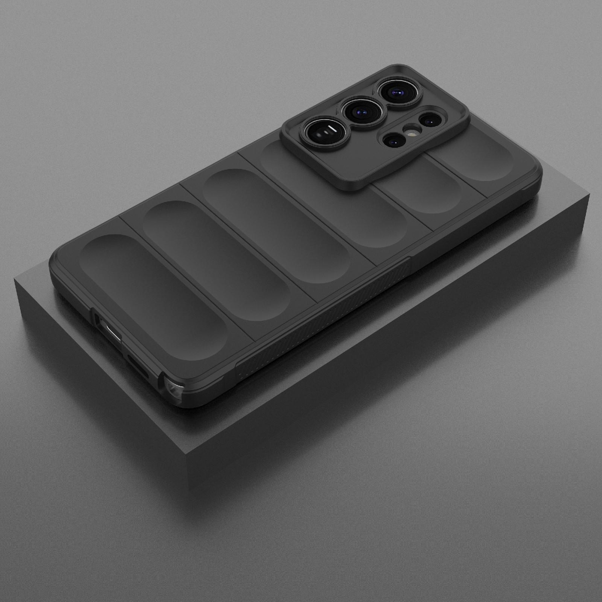 Ein schwarzes Smartphone mit vier Kameras auf einem grauen Podest.