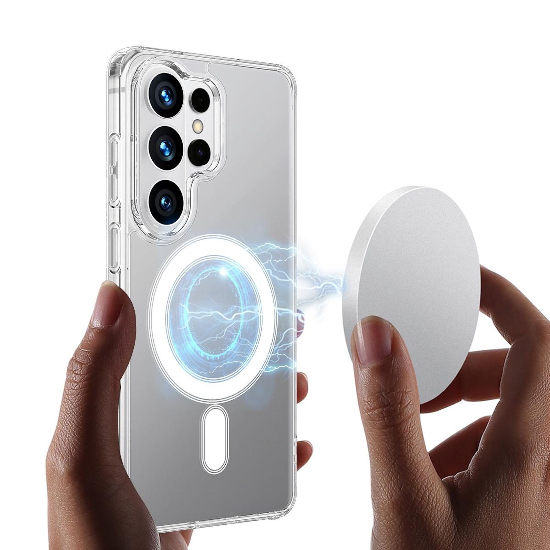 Manos sujetando un teléfono transparente con cámaras y un cargador blanco.