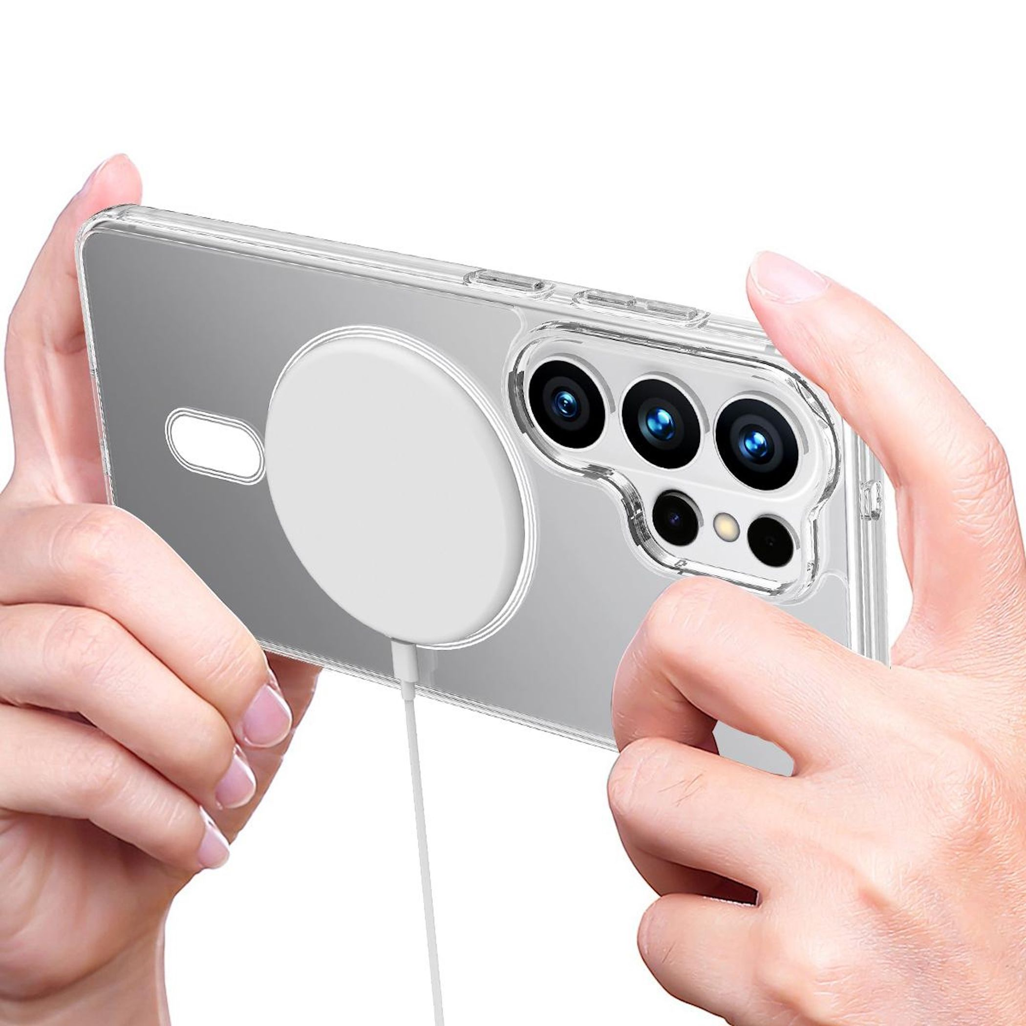 Manos sosteniendo un teléfono transparente con un accesorio de carga blanco.