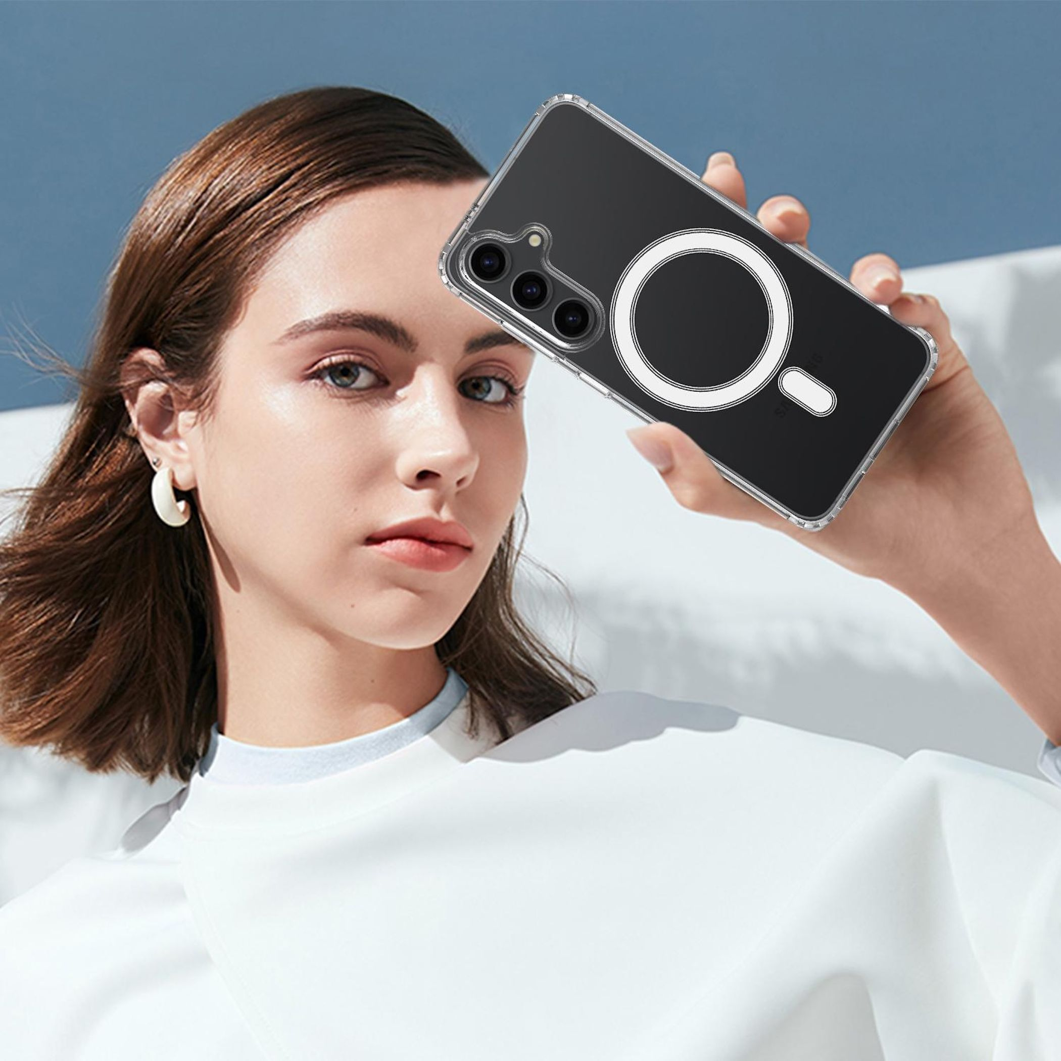 Frau hält ein Smartphone mit durchsichtigem Gehäuse und Magnetring.