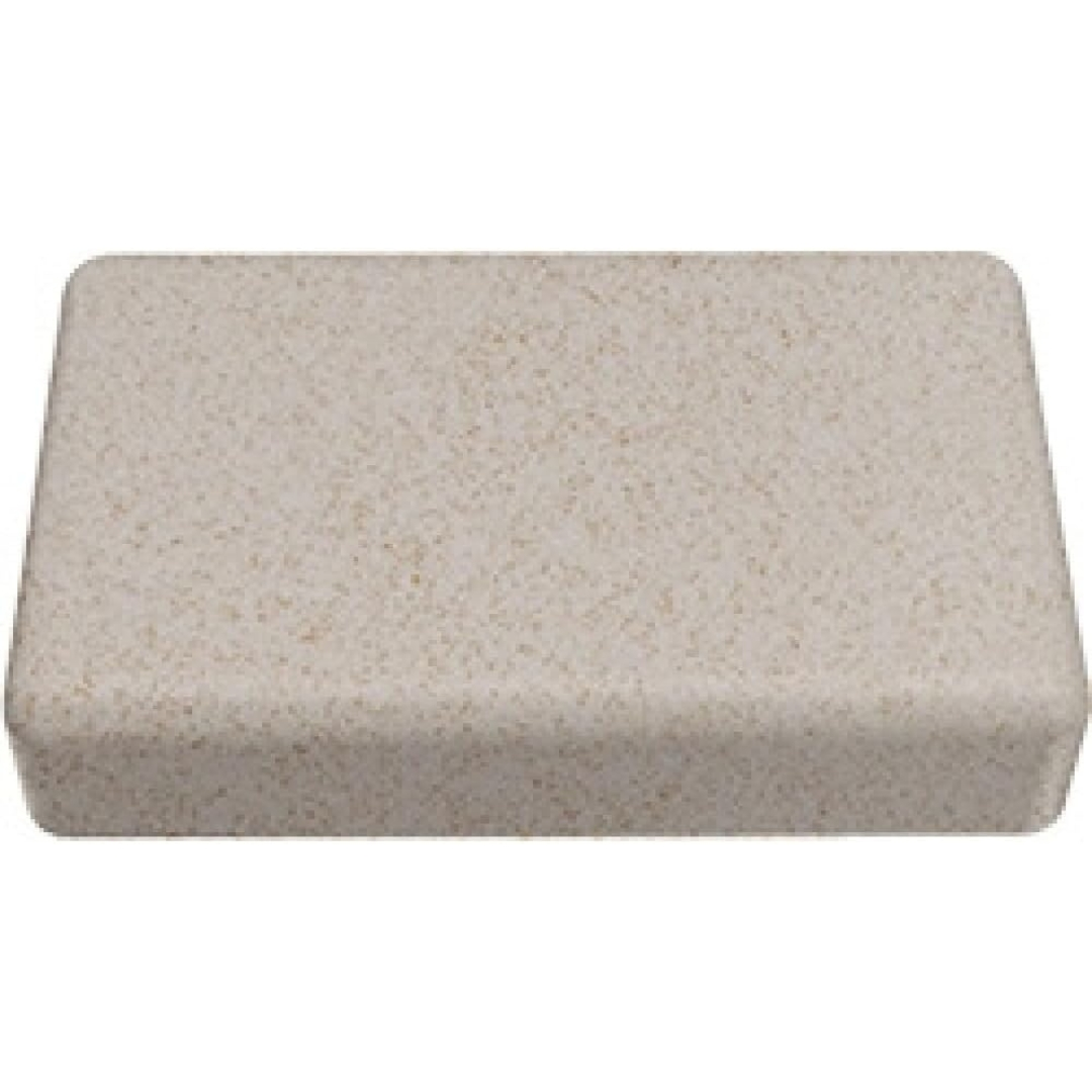 Una pietra rettangolare beige con fini macchie marroni.
