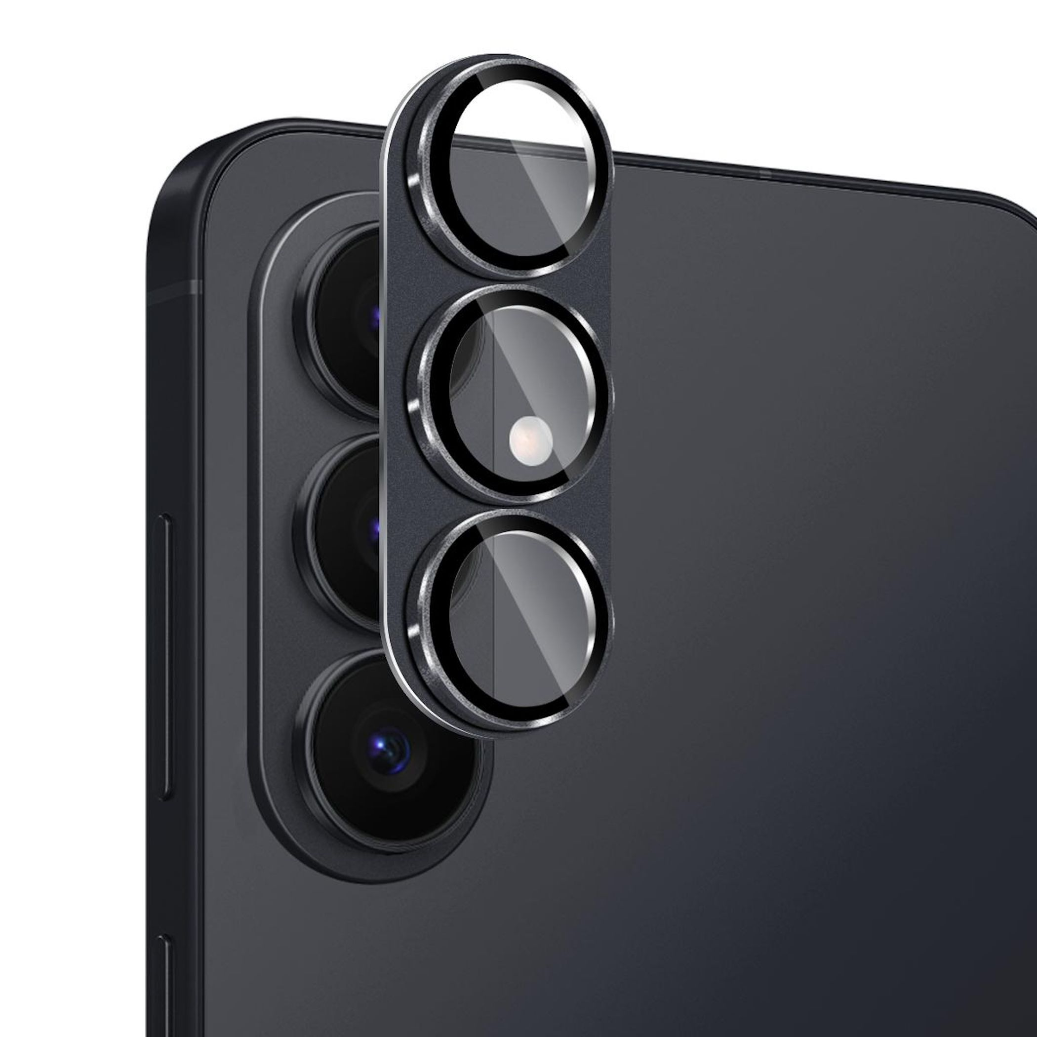 Tre obiettivi della fotocamera su uno smartphone scuro, con anelli argentati.