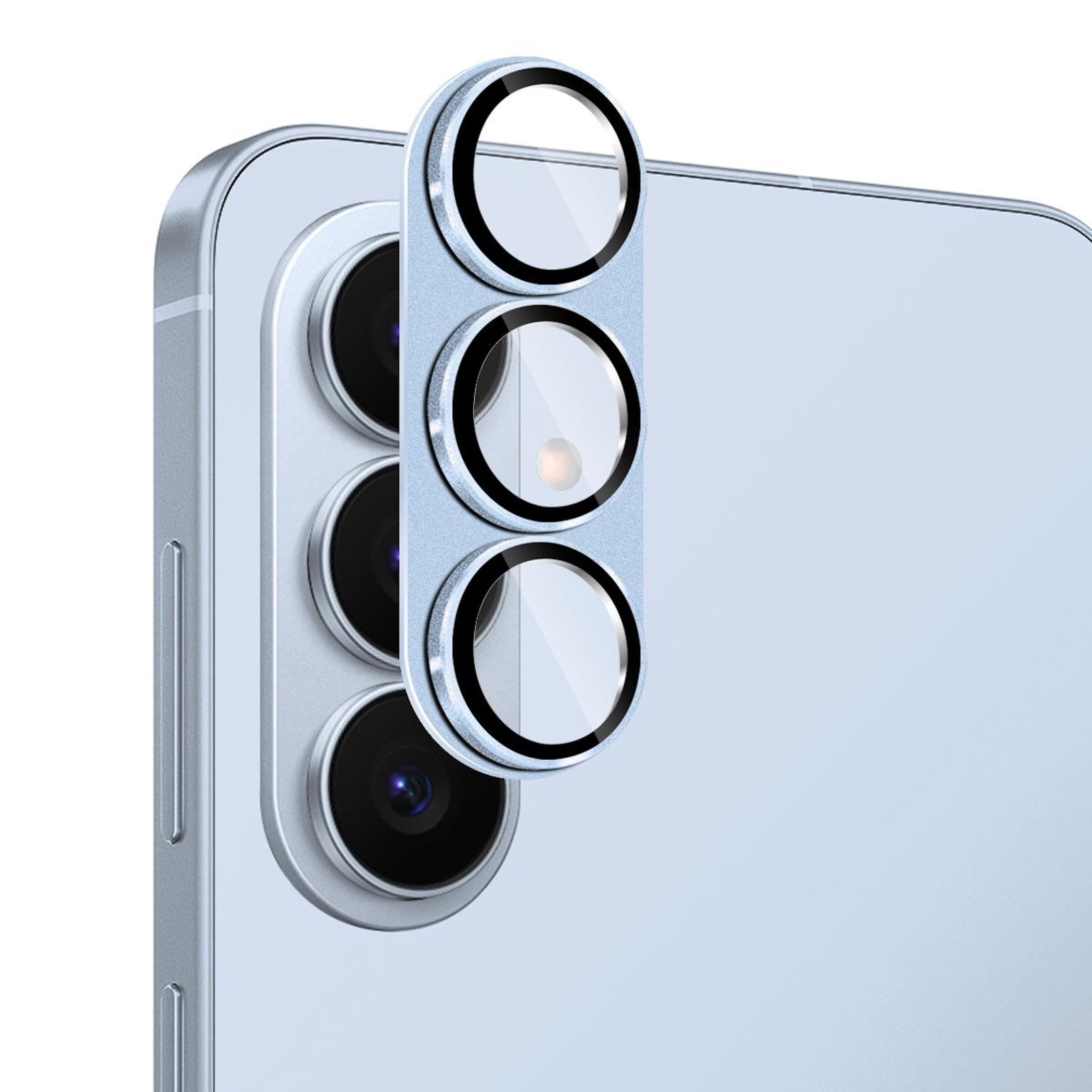 Una copertura metallica per fotocamera del telefono con tre lenti su un telefono azzurro.