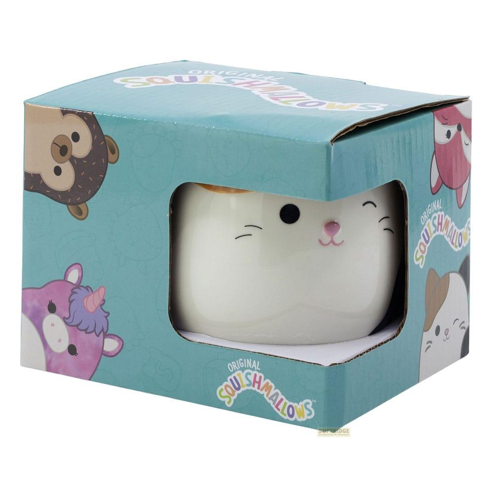 Eine Squishmallow-Tasse mit einem Katzenmotiv in einer Verpackung mit anderen Charakteren.