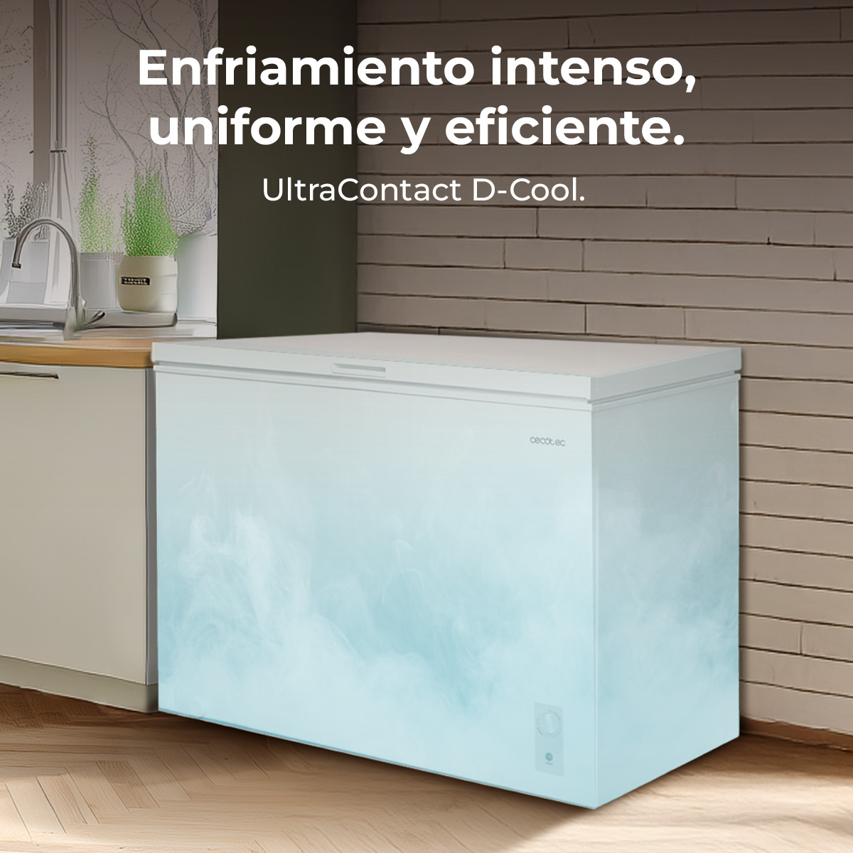 Un congelatore orizzontale bianco con effetto fumo blu davanti a un bancone.