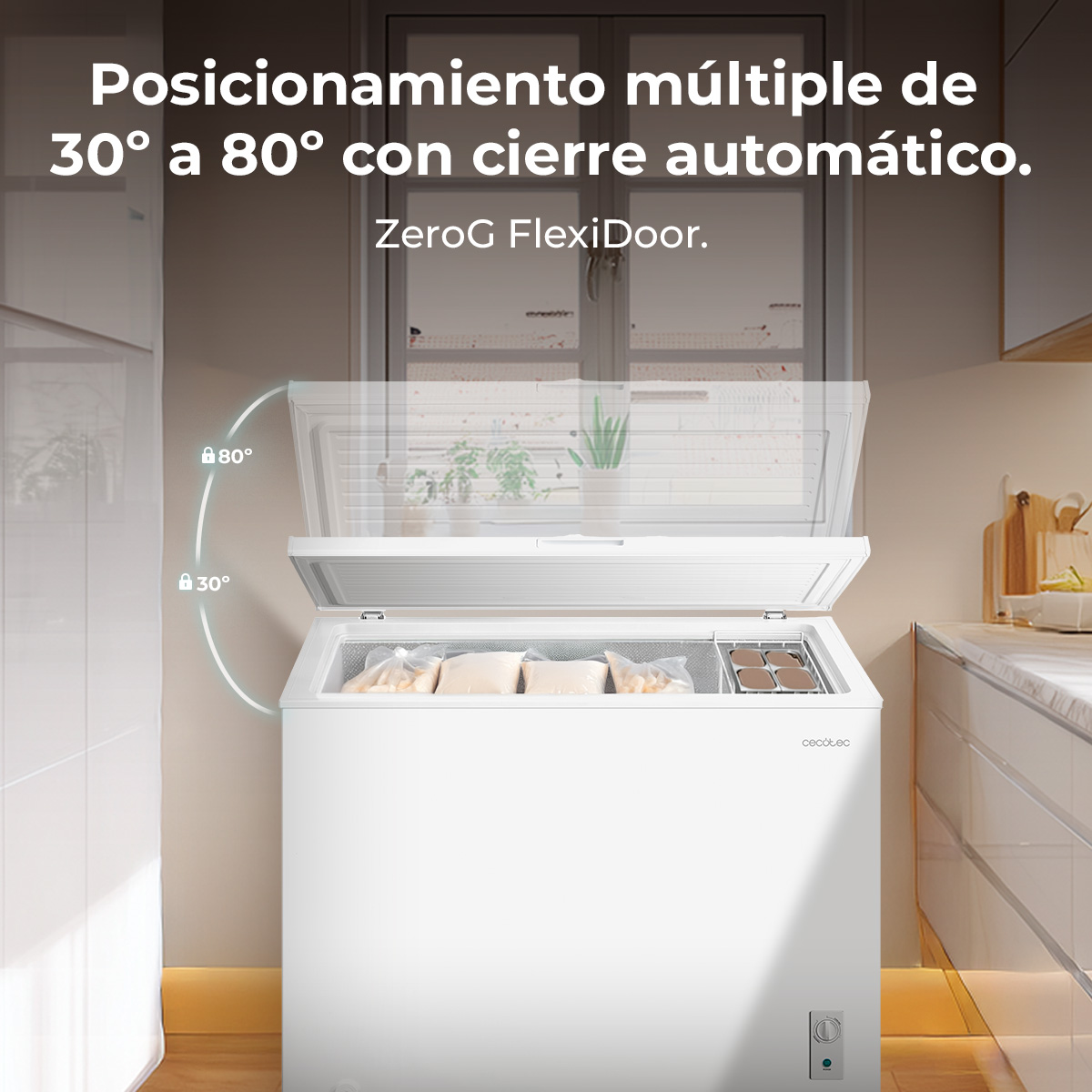 Congelatore a pozzetto bianco con coperchio aperto che mostra cibi surgelati. Angolo 30-80 gradi.