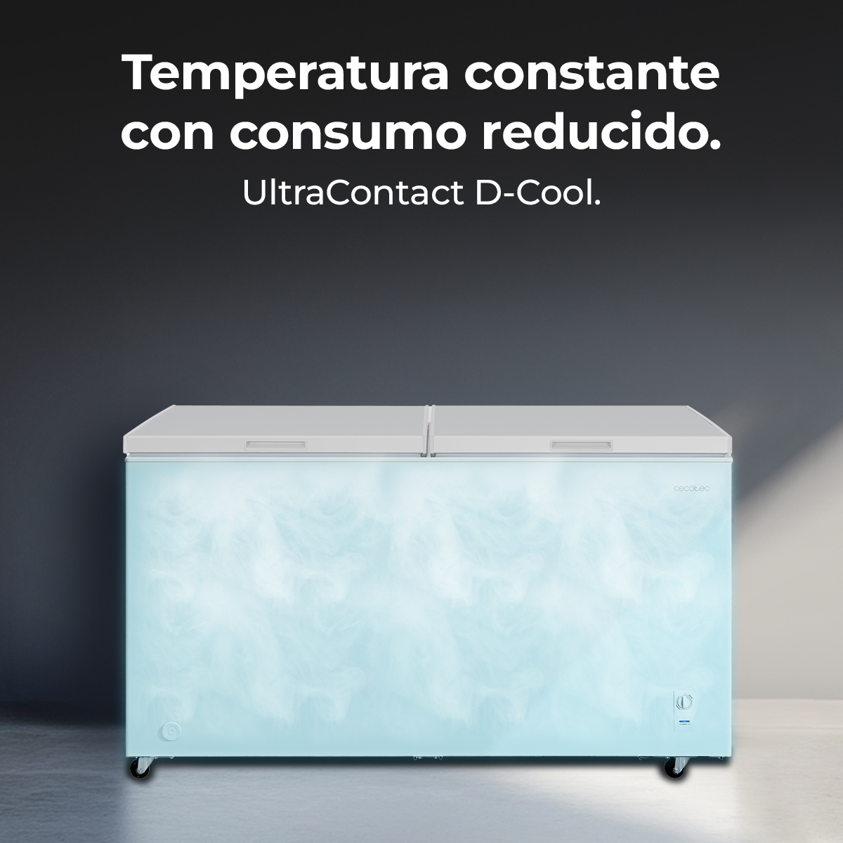 Congelatore a pozzetto azzurro con coperchio bianco e ruote. Motivi fumosi.